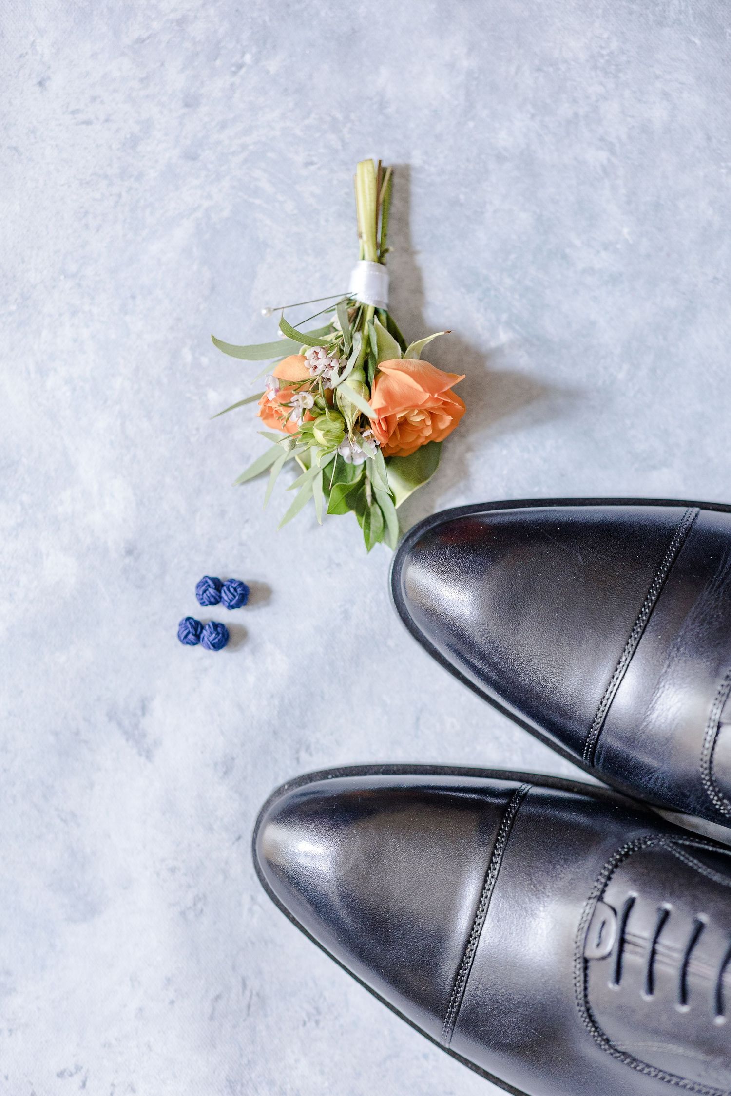 Groom's shoes, roses and cuff links wedding
