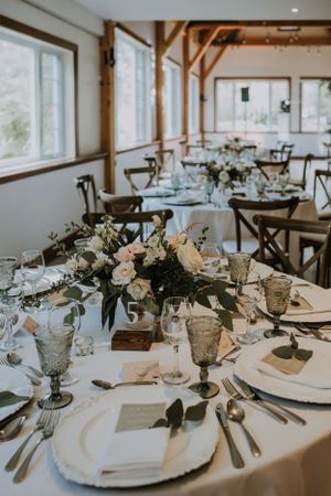 La salle du lys chez Mouton Village montée pour un mariage rustique et elegant