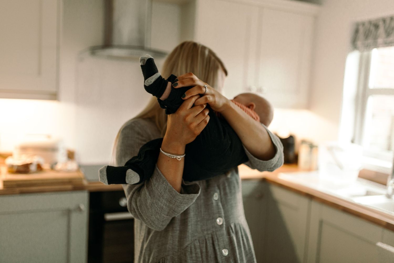 Mothering Sessions by Kellie Scott Photography. Motherhood photography. Mummy and Me Photos. Natural family photos.