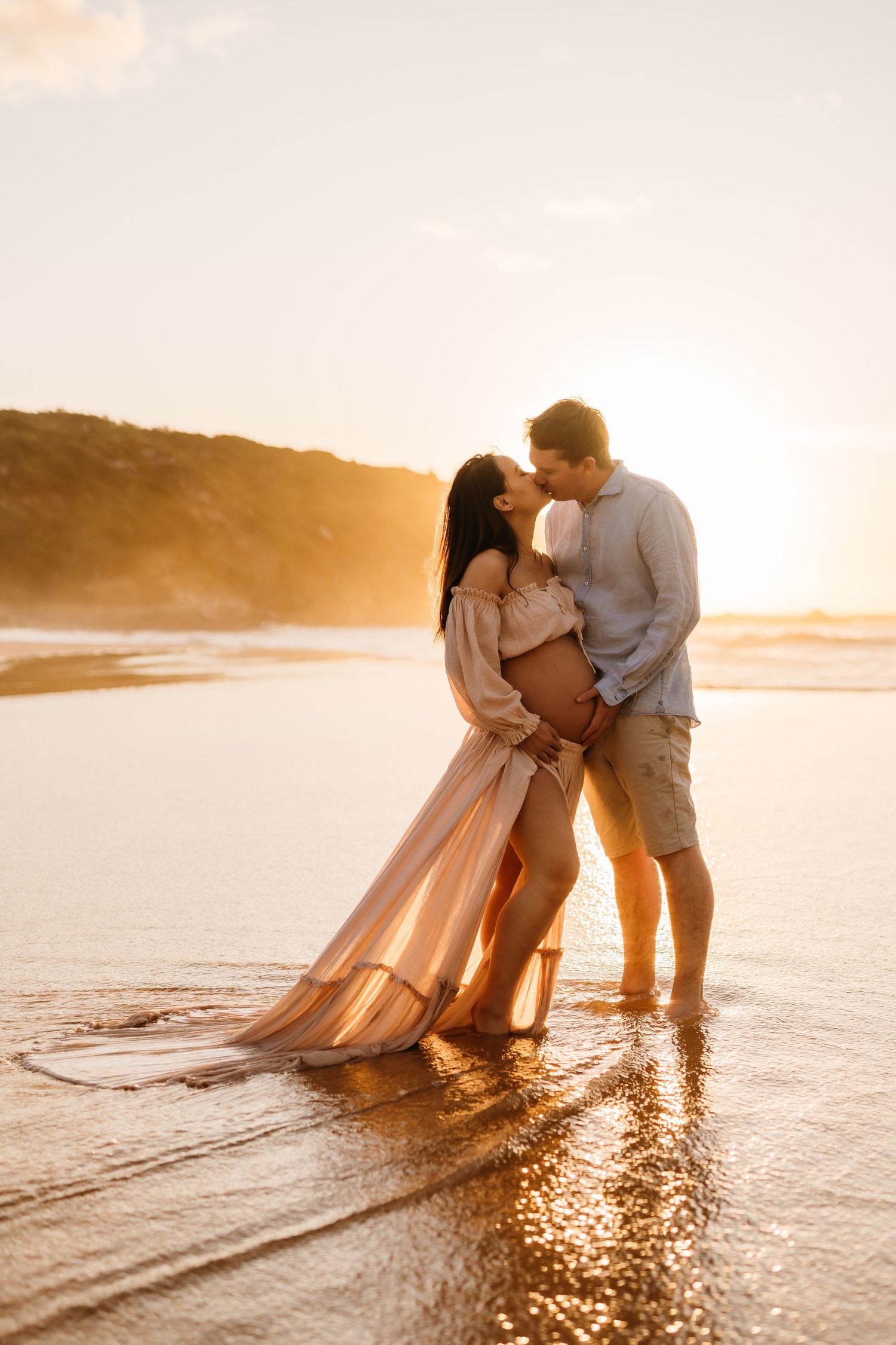 Sunrise and sunset maternity photos. Maternity and pregnancy photographer in Sydney.