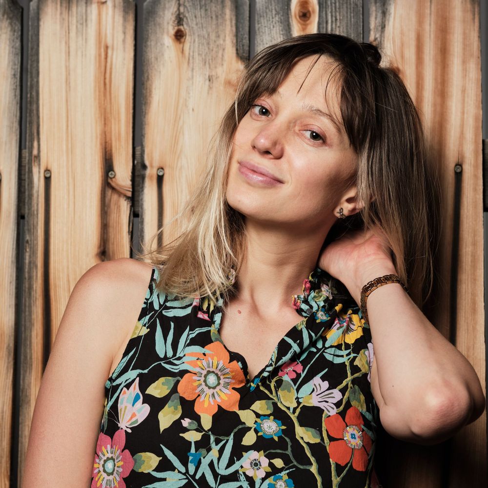 Kathrine, portrait with a wooden background