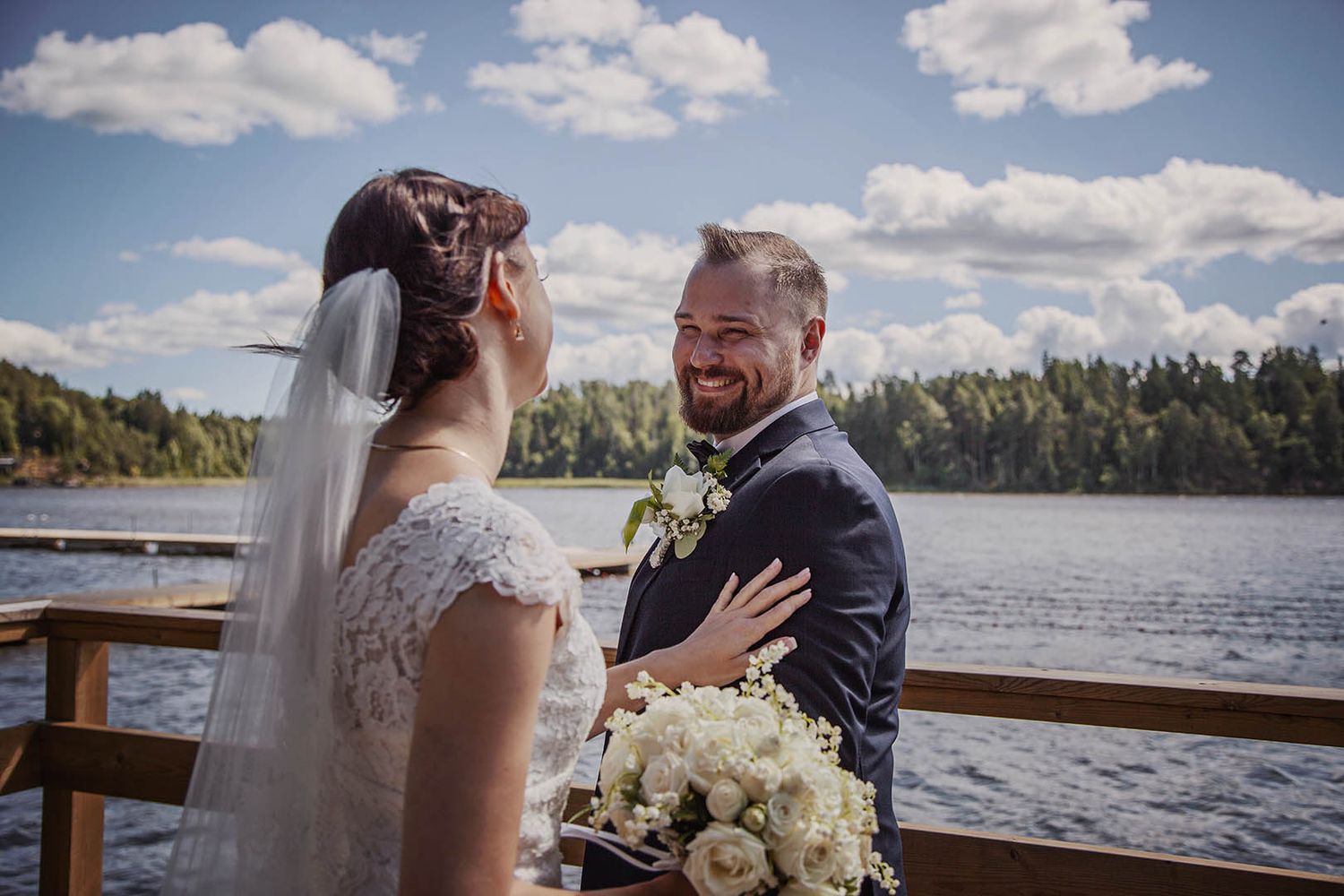First look på brygga vid Lida, Huddinge. Bröllopsfotograf Stockholm. Augustibröllop utomhus