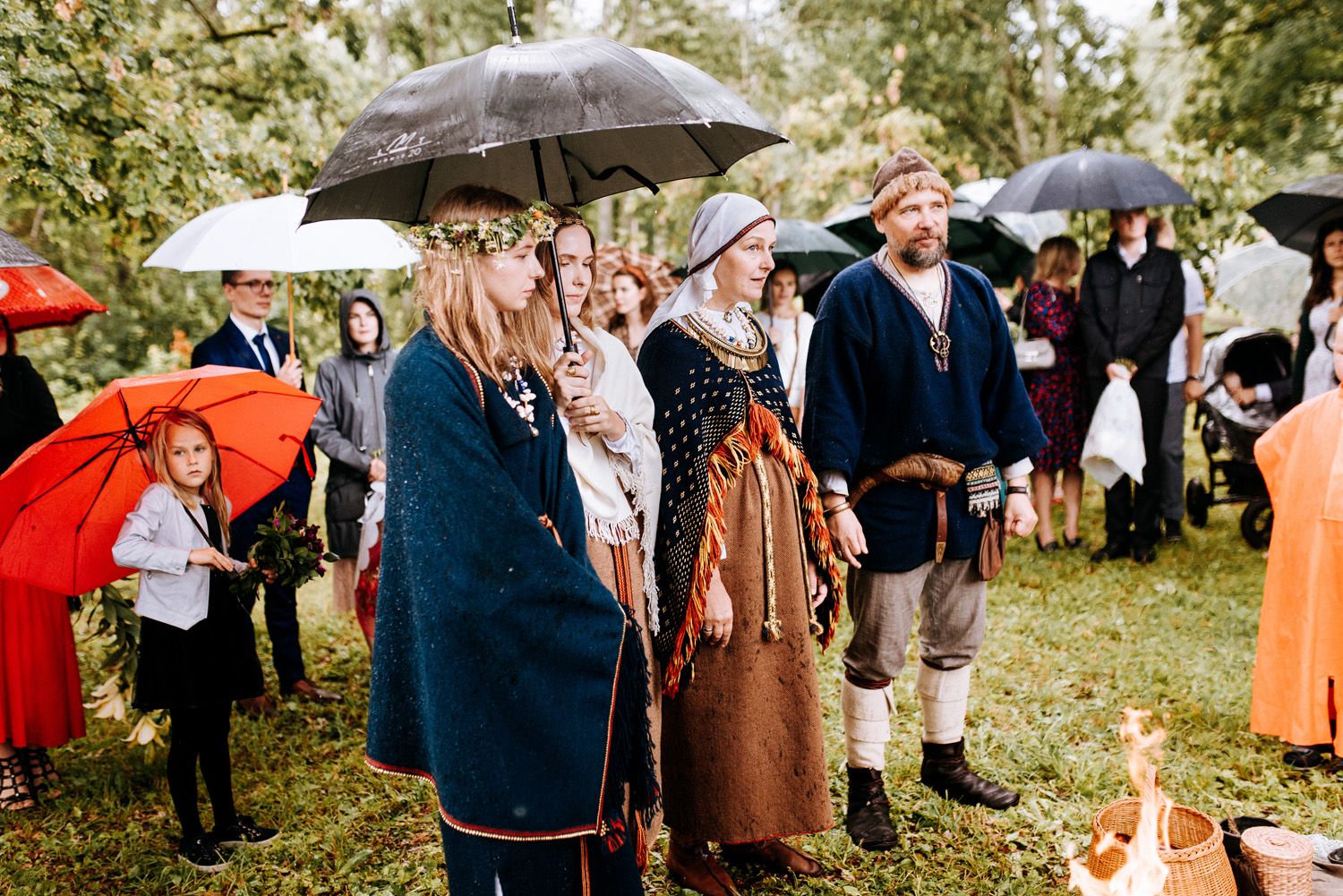 Tradīciju kopa folkloras kopa kāzās līdzināšana kāzas Ungurmuižā