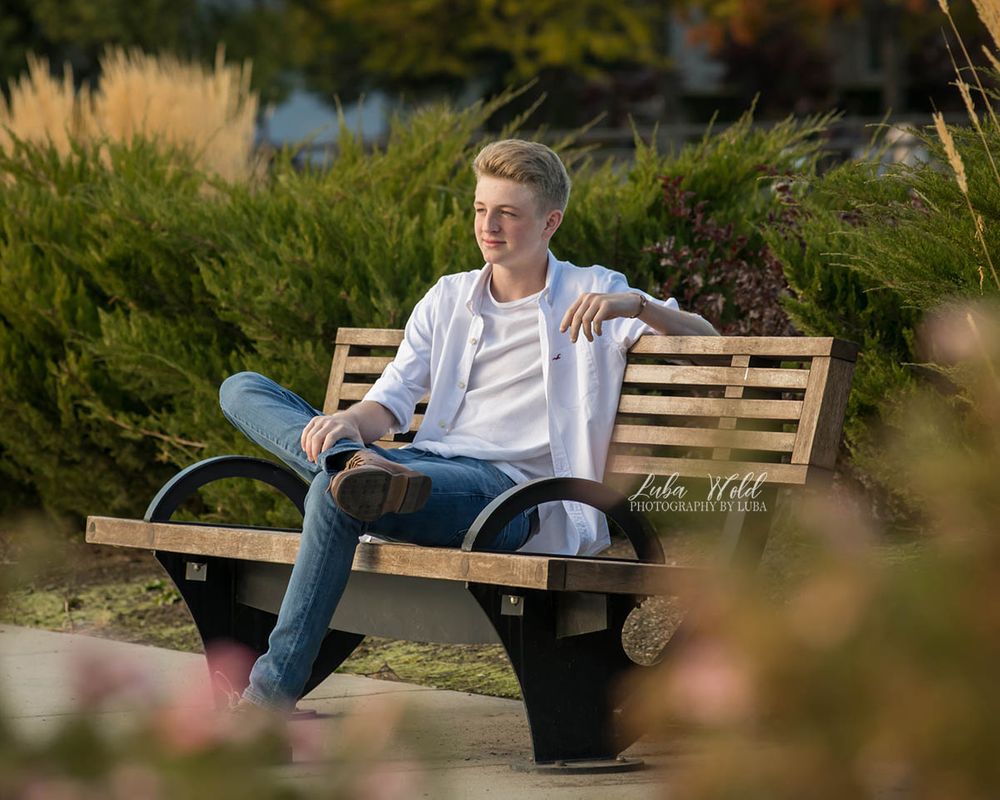 high school senior boy sitting on a bench in Coeur d' Alene photographer luba wold