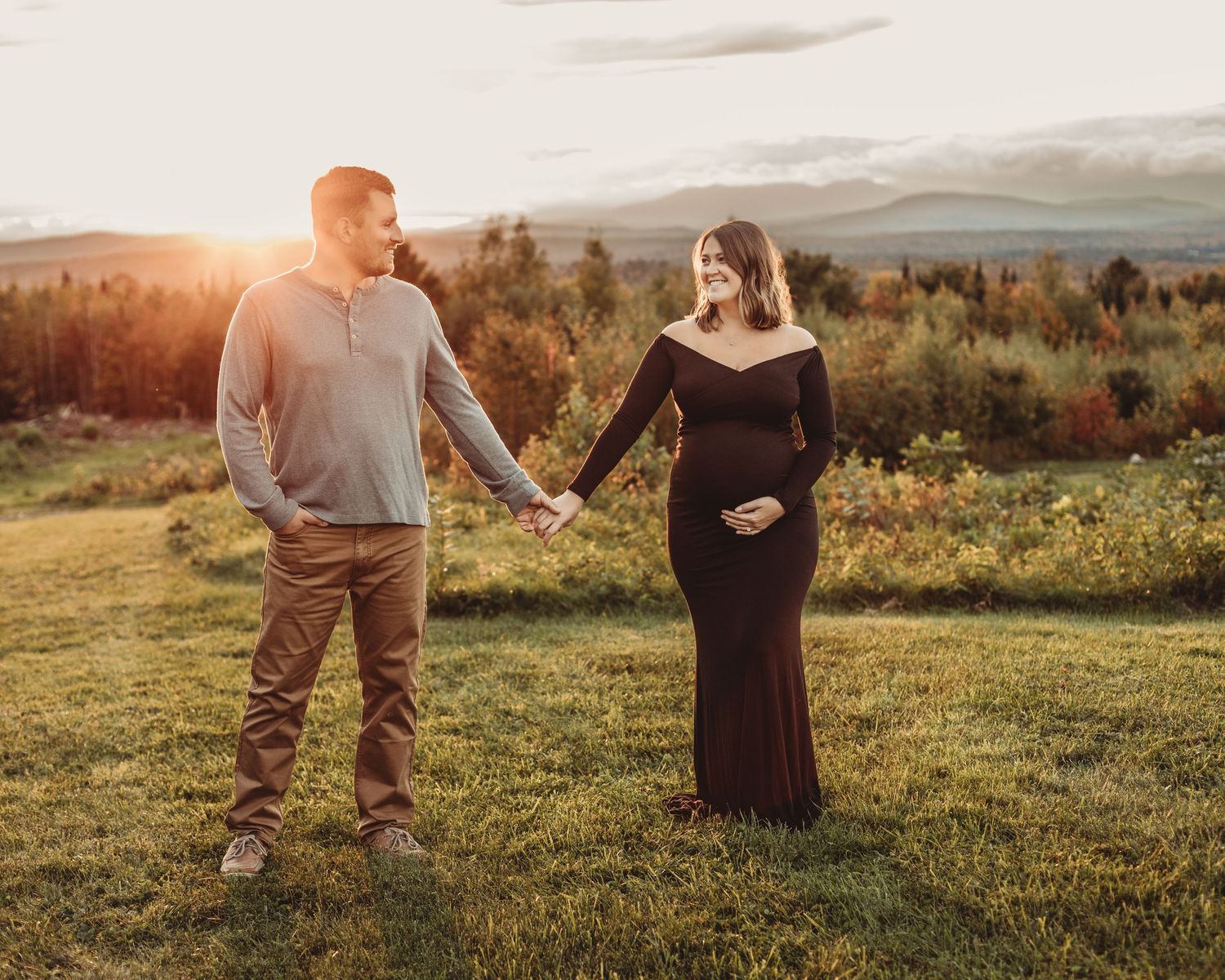 Professional outdoor maternity photo mother in green dress with father