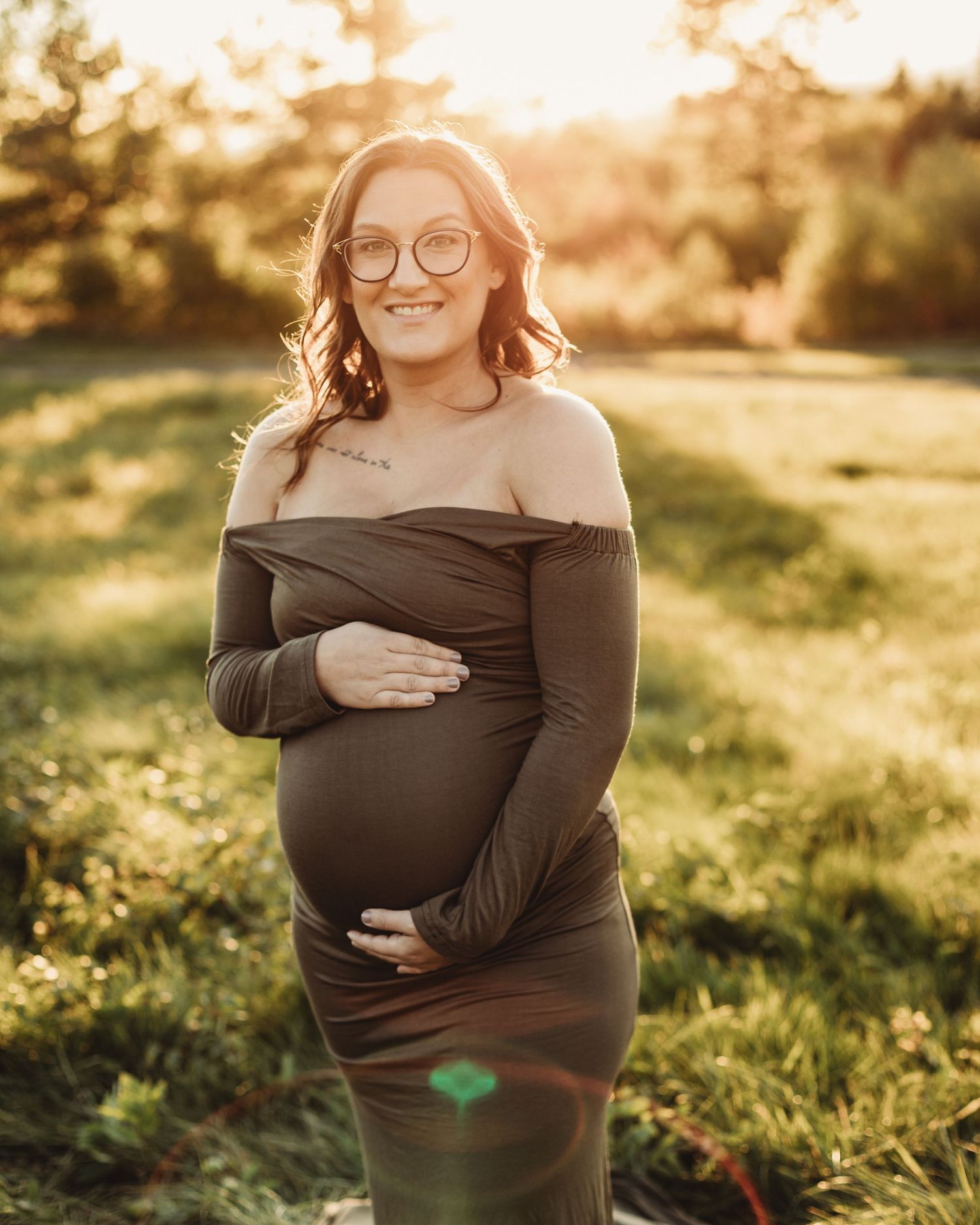 Professional outdoor maternity photo mother in green dress