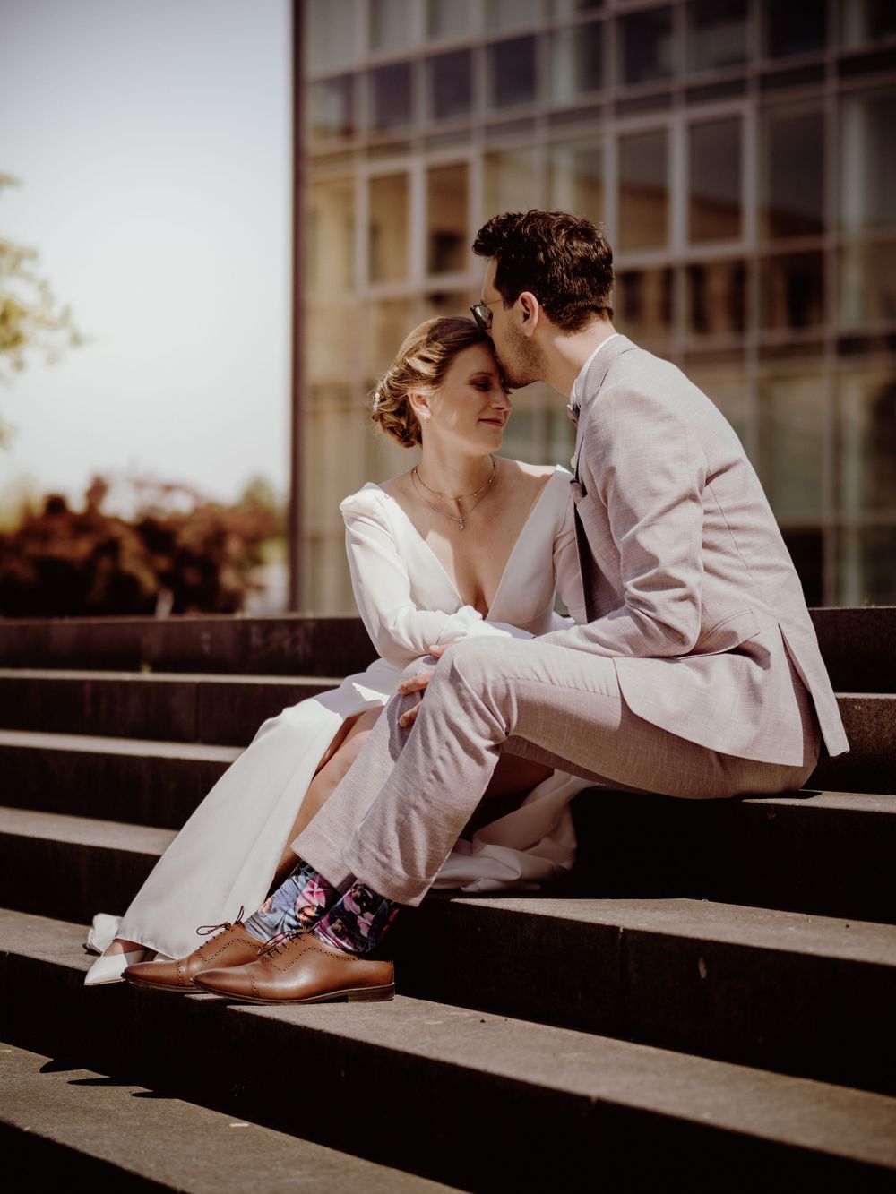 Urbanes und lässiges Hochzeitsfoto eines Brautpaares in Bochum, fotografiert von Hochzeitsfotografin Christina Förster
