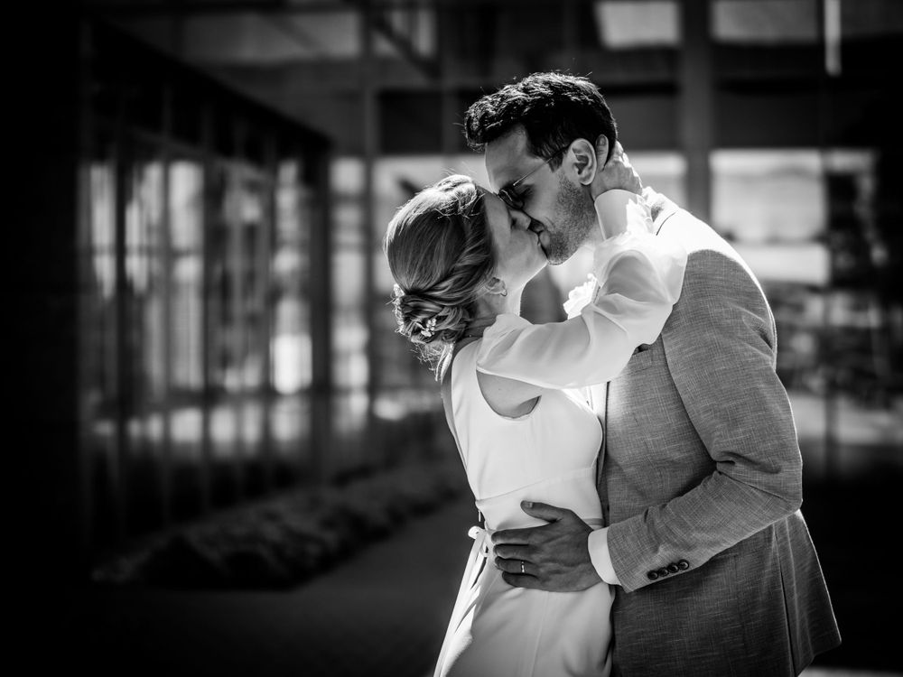 Urbanes und lässiges Hochzeitsfoto eines Brautpaares in Bochum, fotografiert von Hochzeitsfotografin Christina Förster