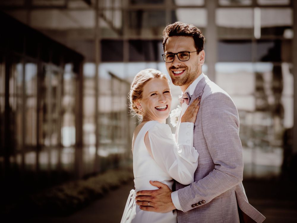 Urbanes und lässiges Hochzeitsfoto eines Brautpaares in Bochum, fotografiert von Hochzeitsfotografin Christina Förster