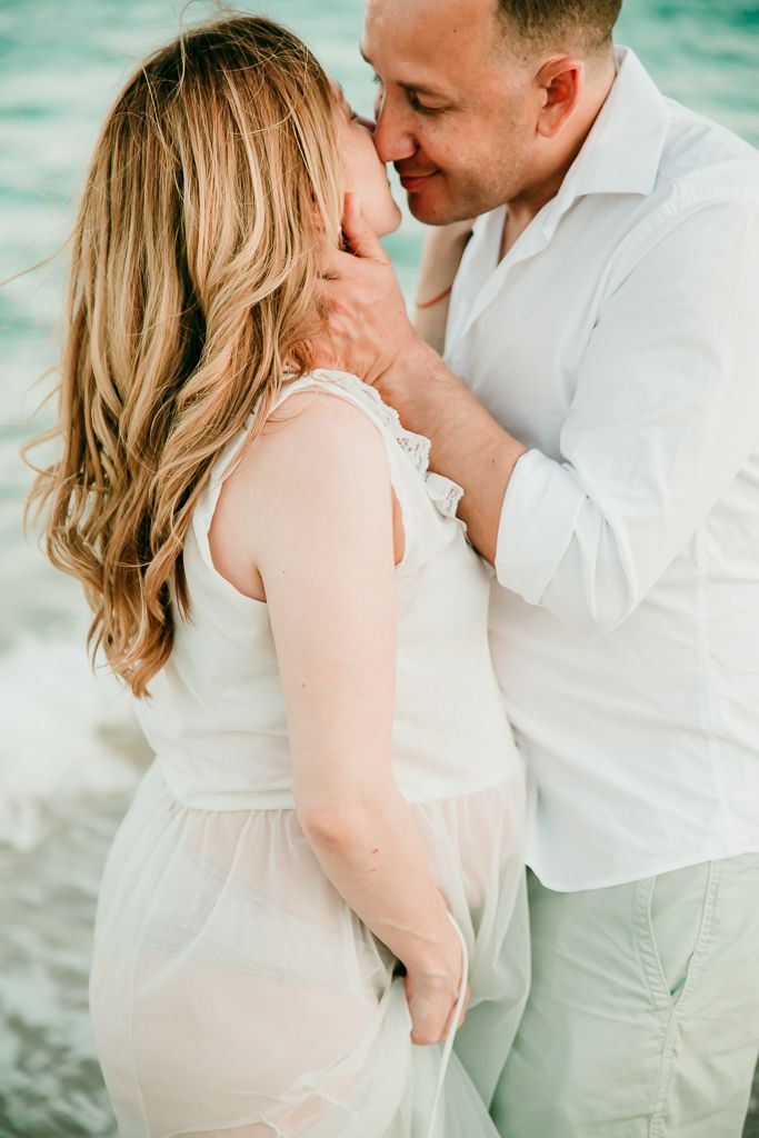 couple kissing