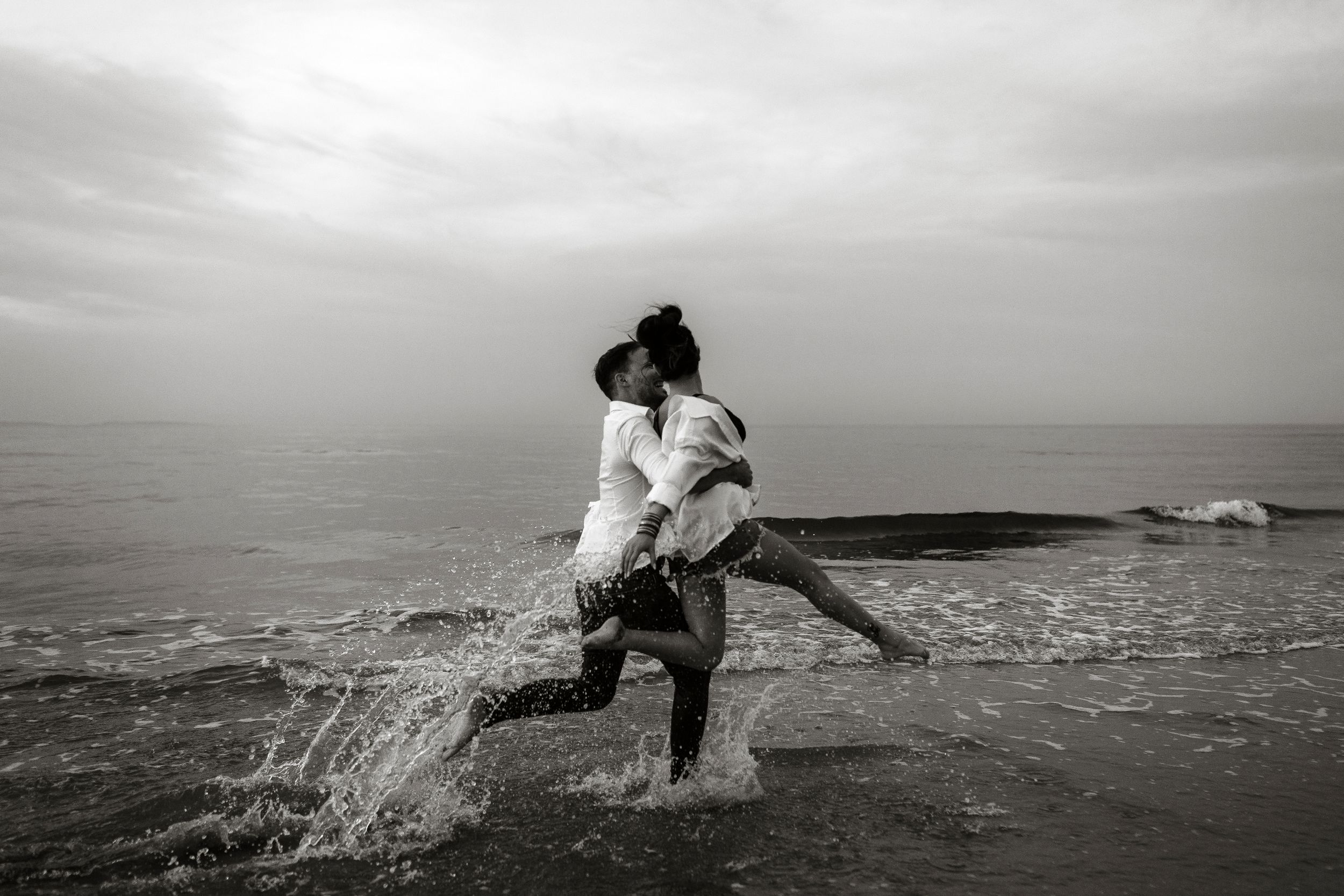 Puglia - couple - prematrimoniale - sessione di coppia - mare - spiaggia- dog - wedding photographer - matrimonio
