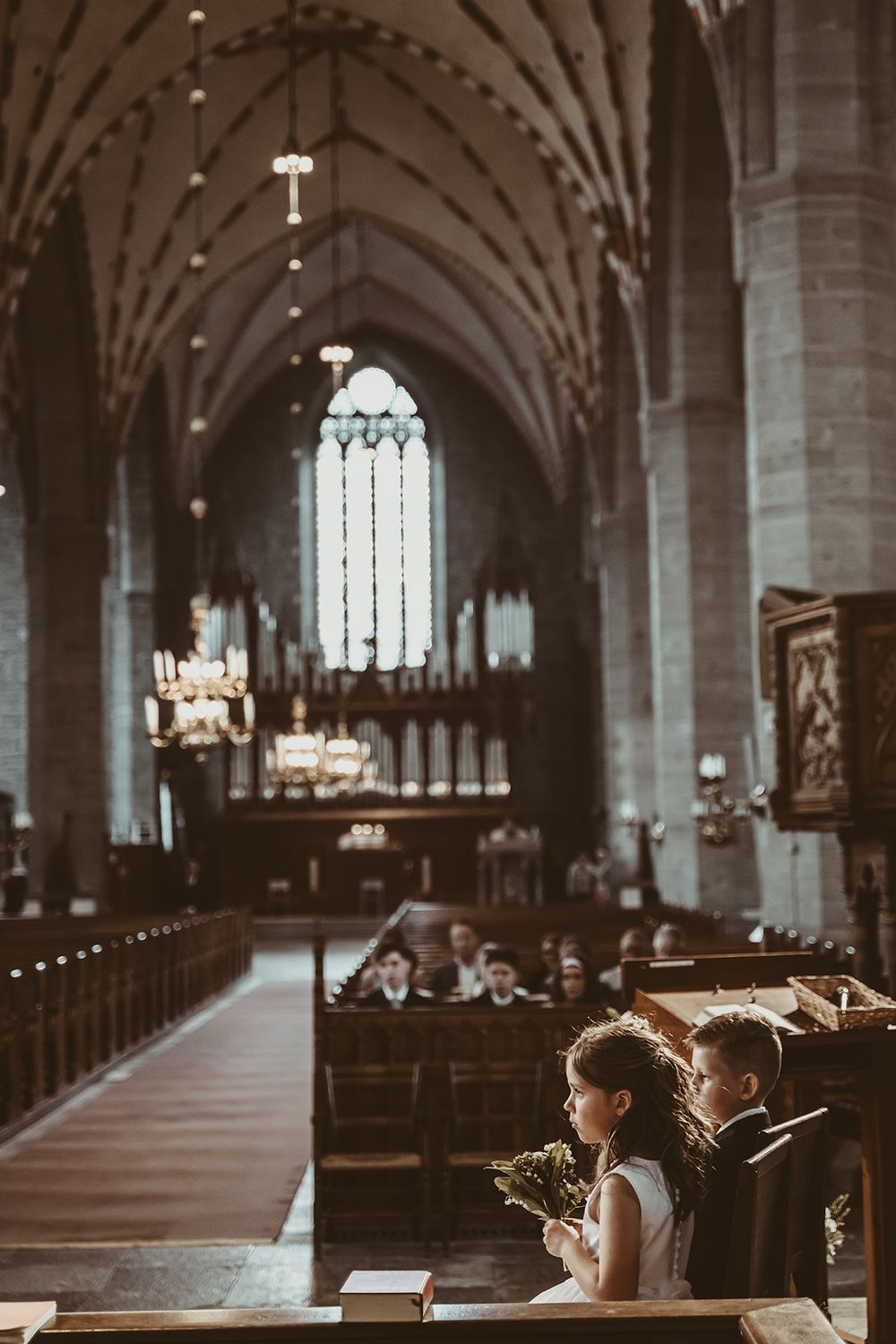 Vigsel i Klosterkyrkan Vadstena, bröllopsfoto av Josefin Landhagen, bröllopsfotograf i Östergötland.
