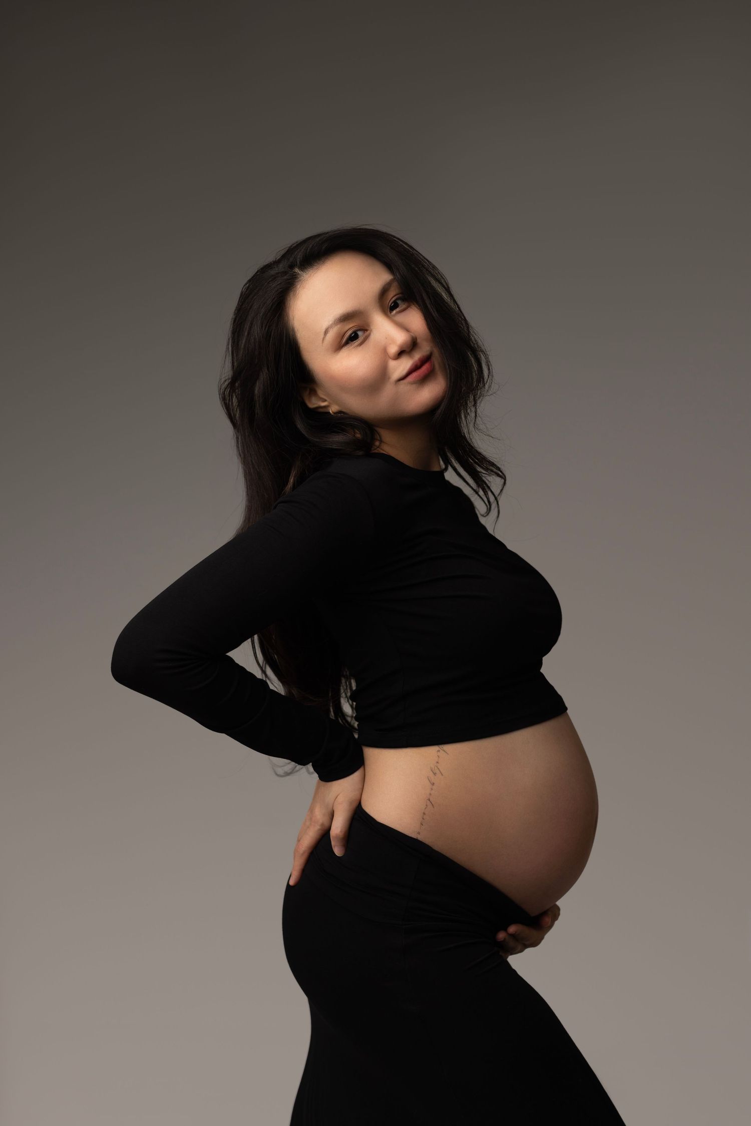gorgeous pregnant mom Maternity photos Surrey Vancouver Elizabeth Lang Photography