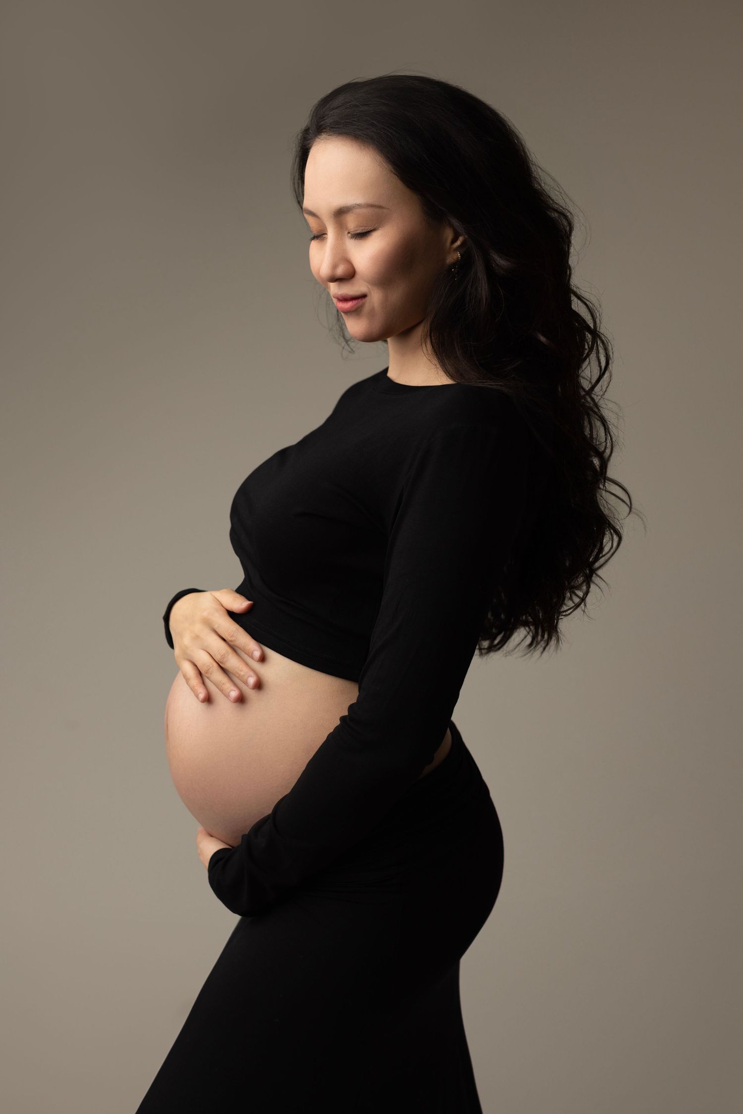 modern image of pregnant mom holding her belly Maternity photos Surrey Vancouver Elizabeth Lang Photography
