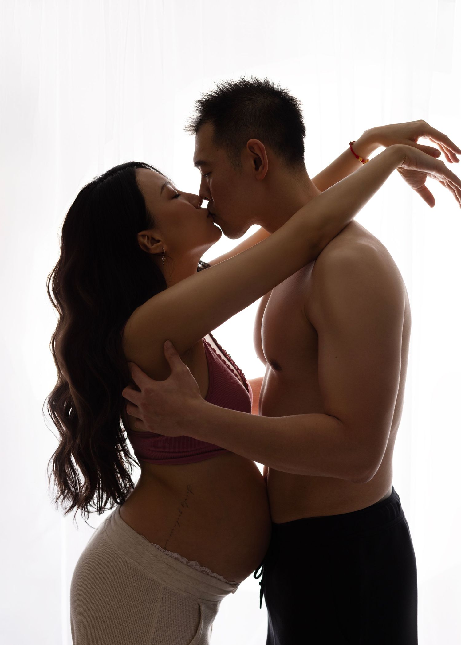 mom and dad kiss. pregnant pose Maternity photos Surrey Vancouver Elizabeth Lang Photography