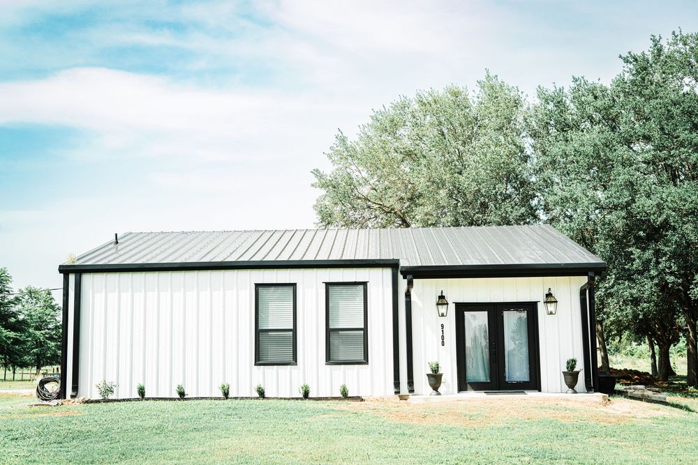 1600 SQFT BARNDOMINIUM INDOOR STUDIO FOR $60 PER HOUR RENTAL IN HITCHCOCK FOR PHOTOGRAPHERS AND CREATIVES ON 4.65 ACRES