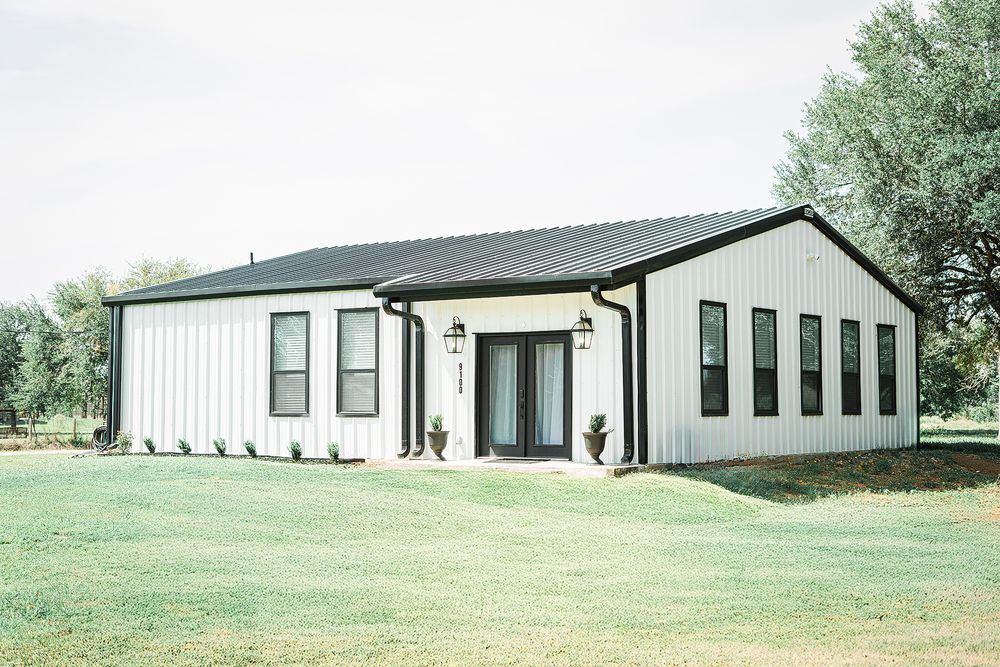 1600 SQFT BARNDOMINIUM INDOOR STUDIO FOR $60 PER HOUR RENTAL IN HITCHCOCK FOR PHOTOGRAPHERS AND CREATIVES ON 4.65 ACRES