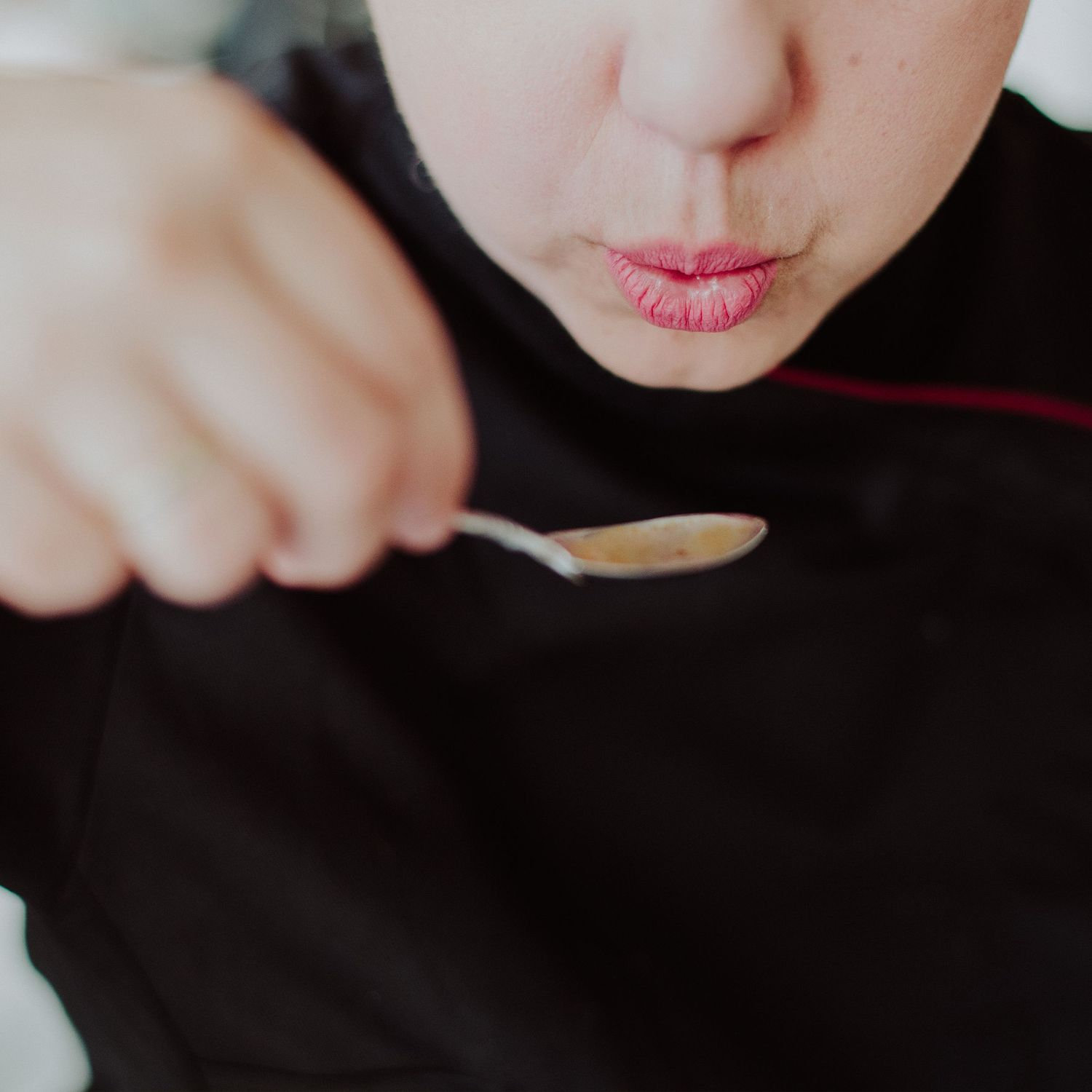 chef de cocina probando la comida mientras prepara. fotos para empreendedoras y redes sociales