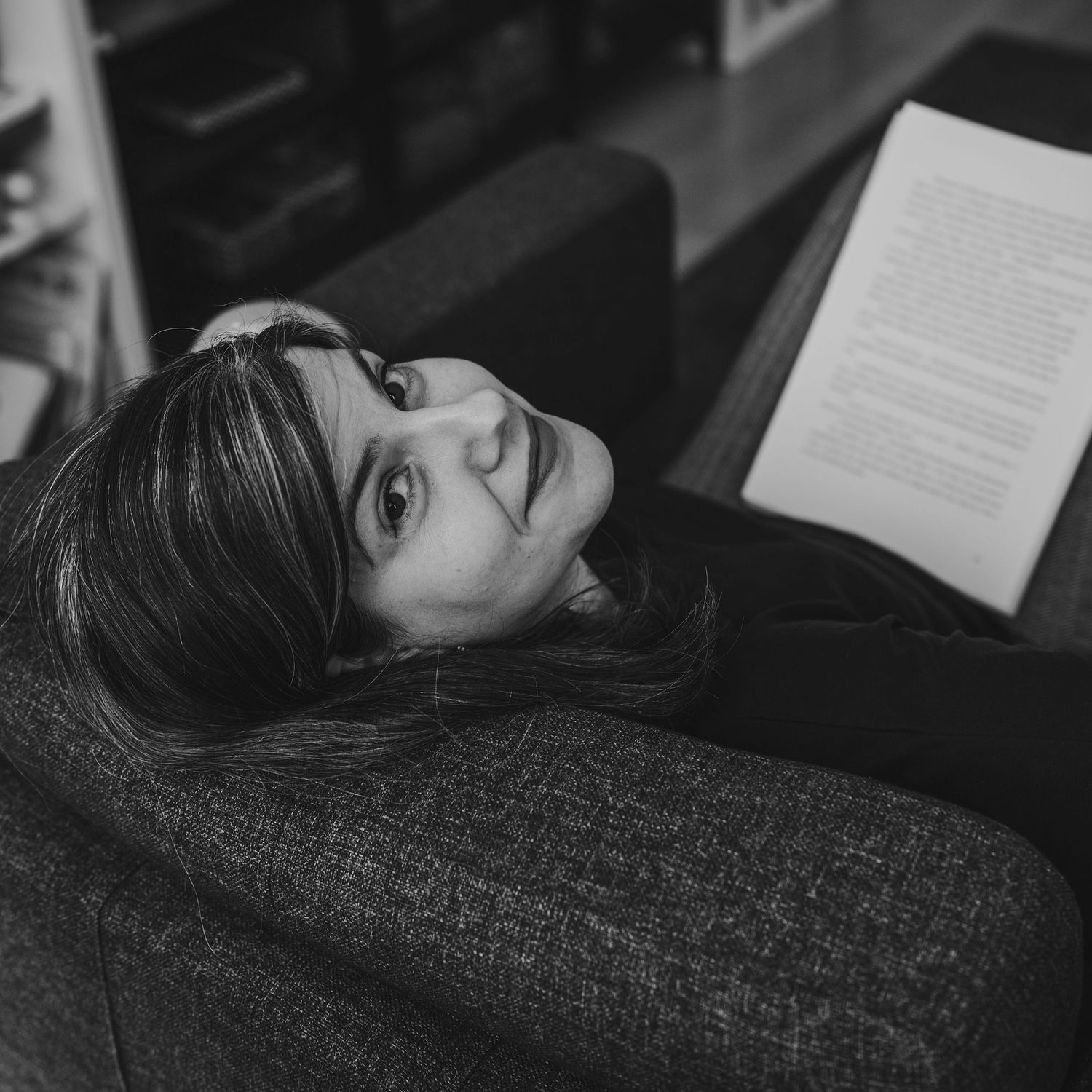 fotografia para empreendedoras. escritora sentada en sillon revisando el manuscrito de su romance, libro. Sanchinarro