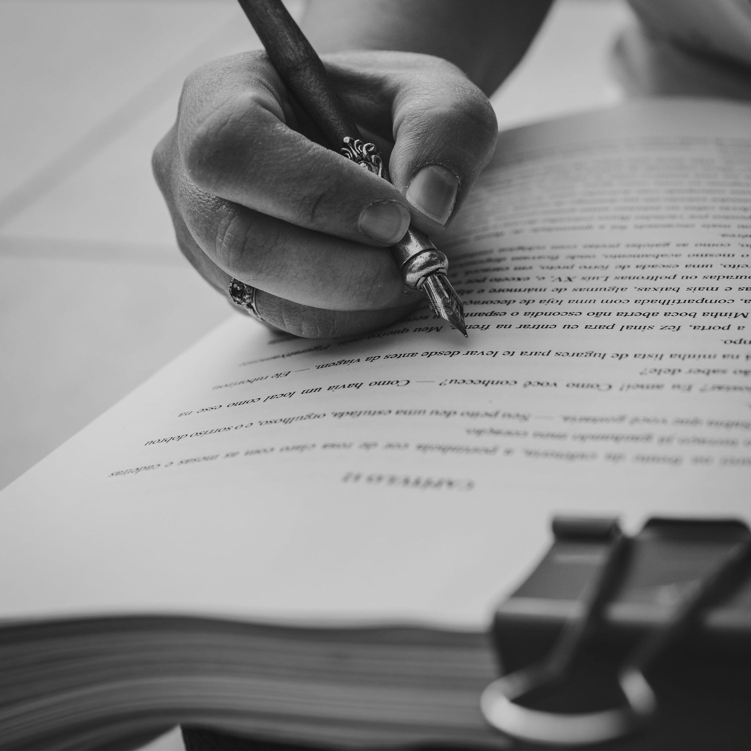 escritora escribiendo en su manuscrito de su nueva novela. Reportaje para negocios y empreendedoras.
