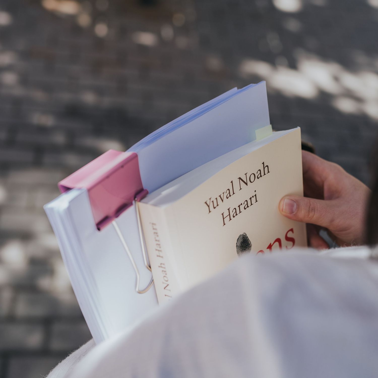 mujer pase con su libro favorito y manuscrito en las manos. fotografia natural para negocios y marcas