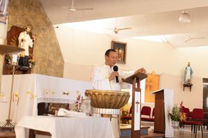 Fotografia de bautizos en Santo Domingo Fotografo Ranyel Raw Sacerdote