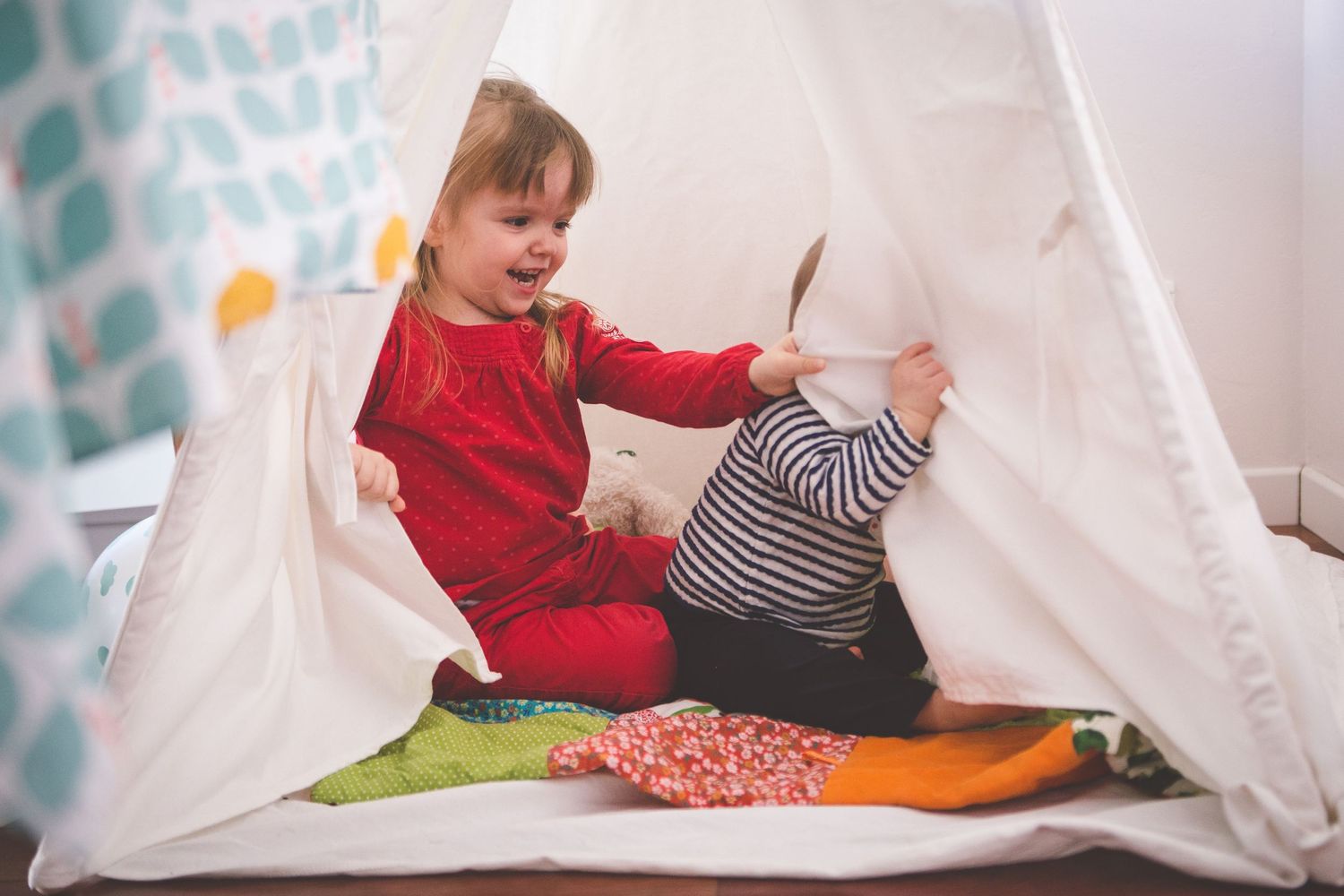 Enfants qui jouent dans un tipi
