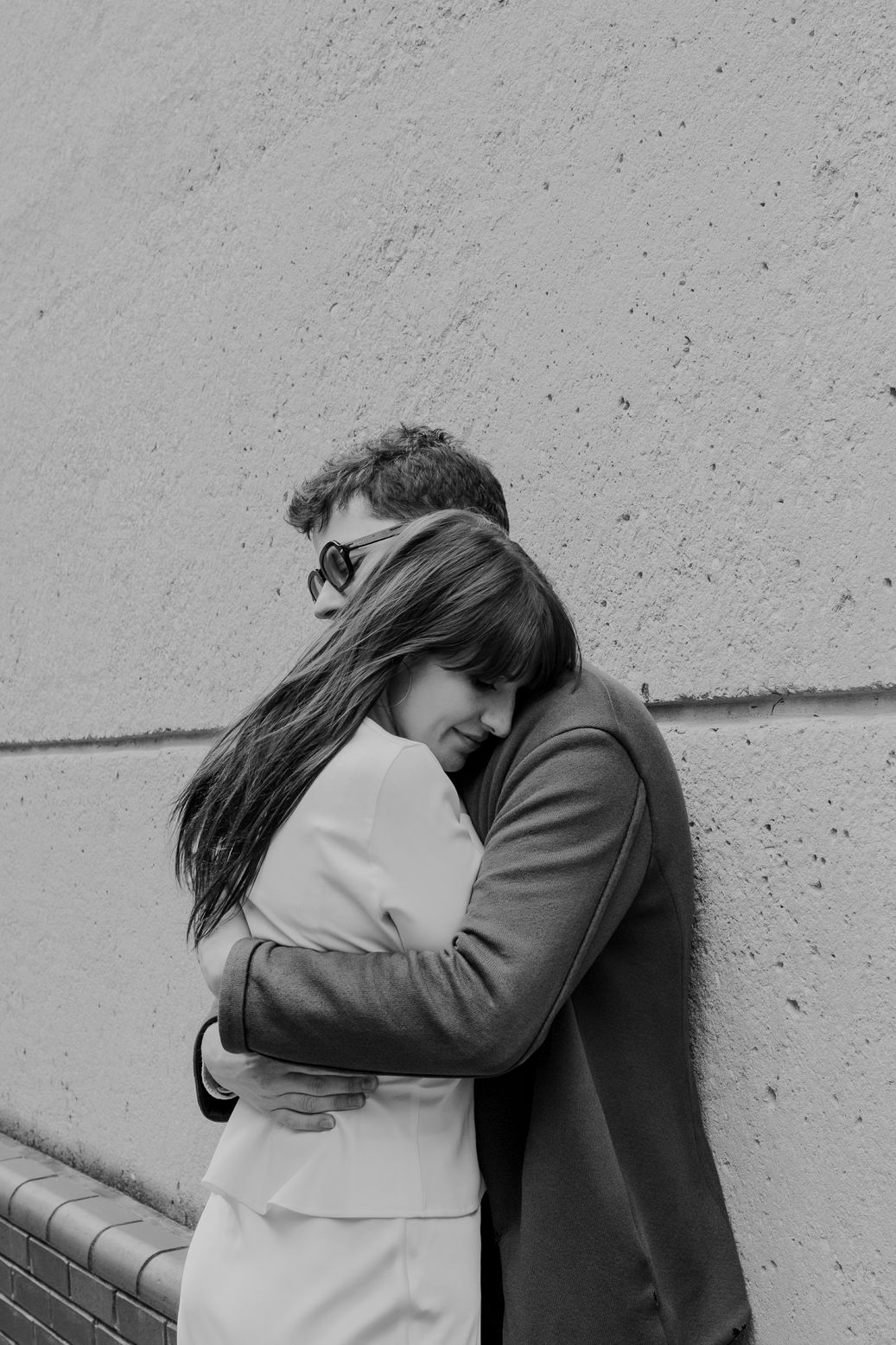 best engagement photographer, London. Barbican engagement photos, couple embrace at London's barbican