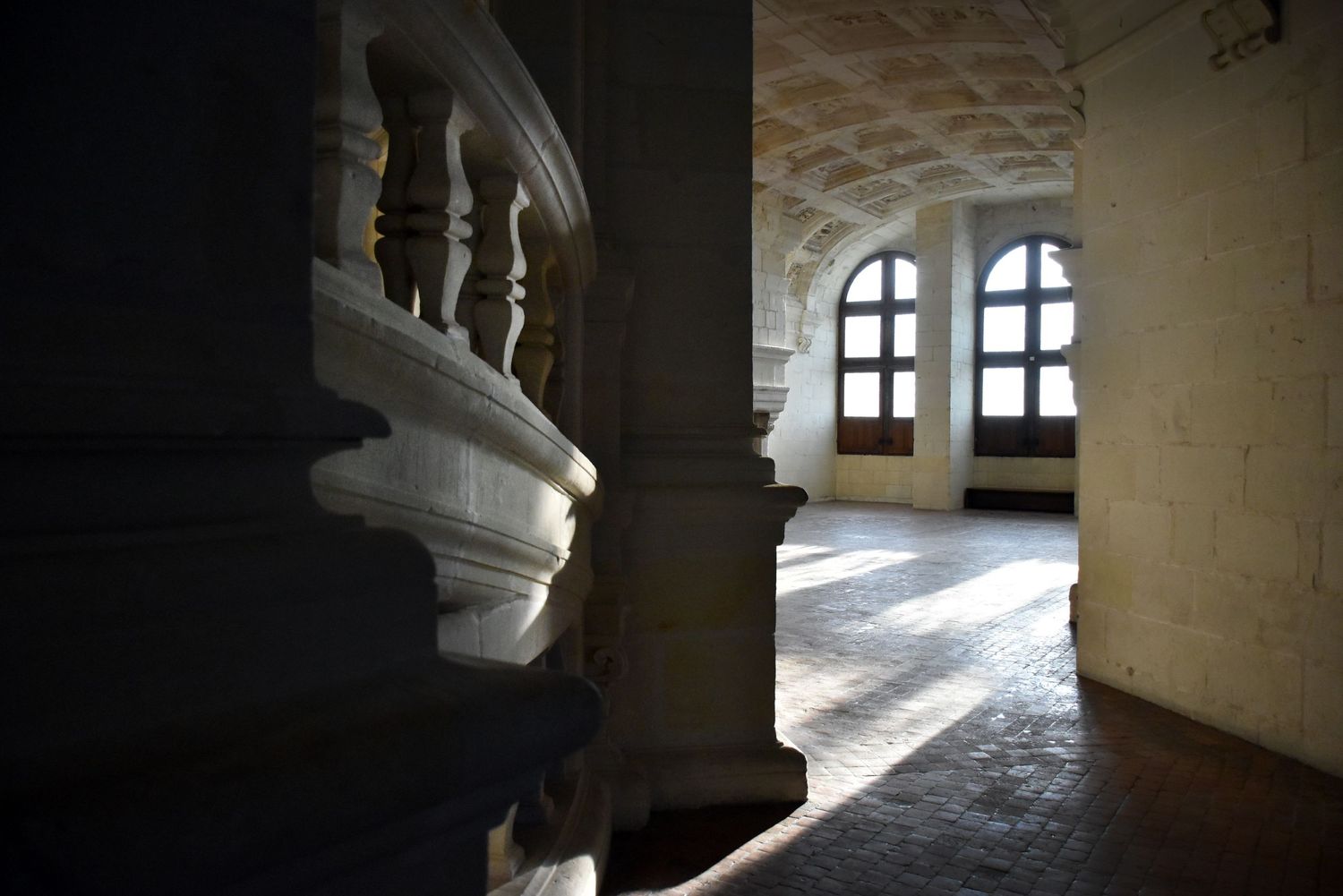 Escalier double et lumière d'hiver au château de Chambord / Région Centre Val de Loire