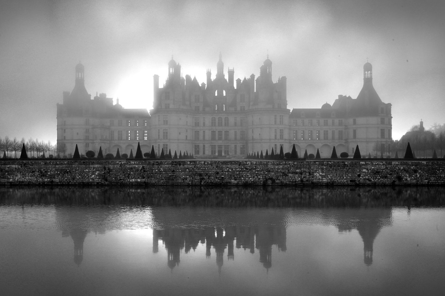 Façade arrière et brume matinale au château de Chambord / Région Centre Val de Loire