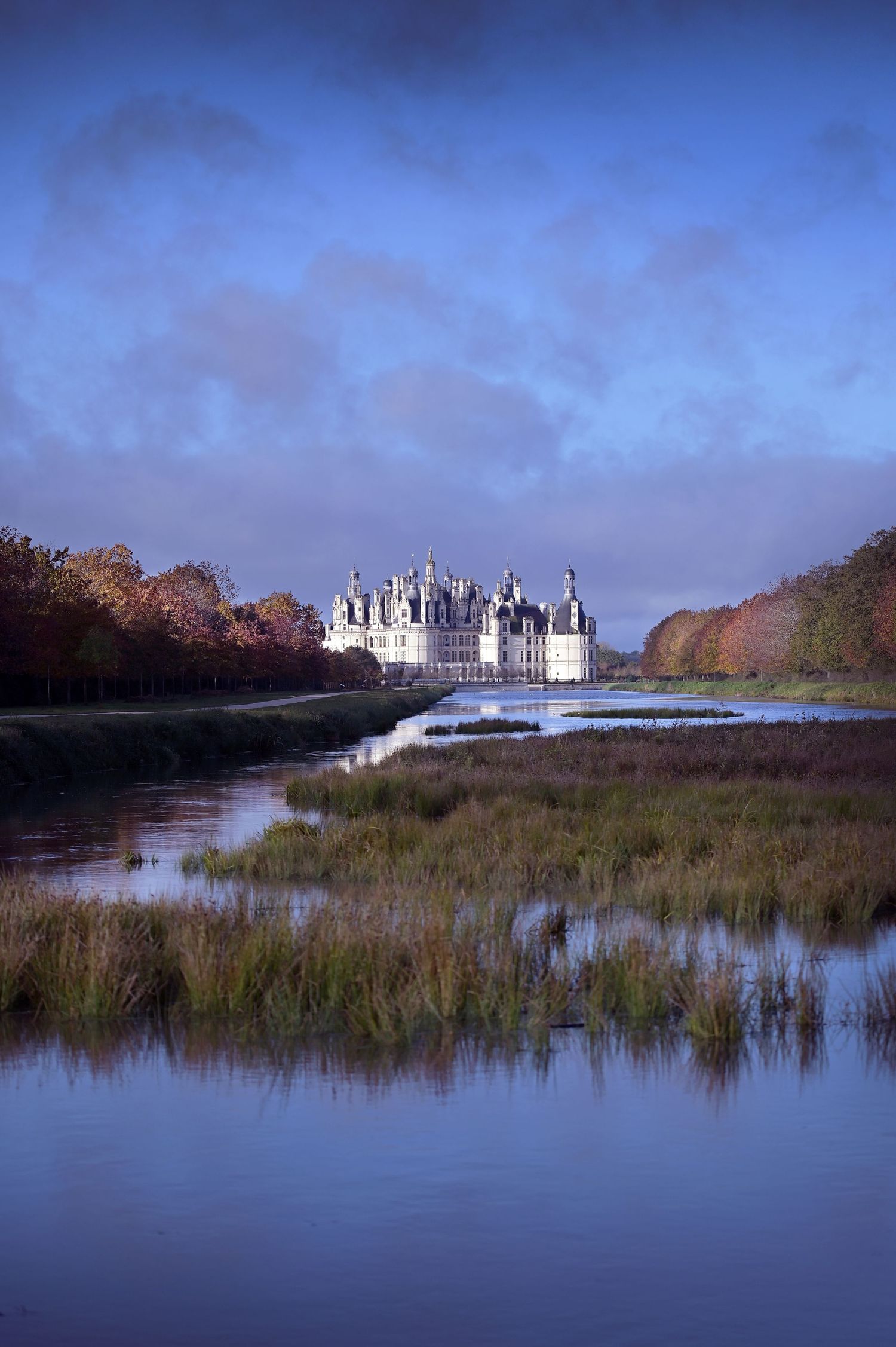 Vue depuis le canal et lumière d'automne au château de Chambord / Région Centre Val de Loire