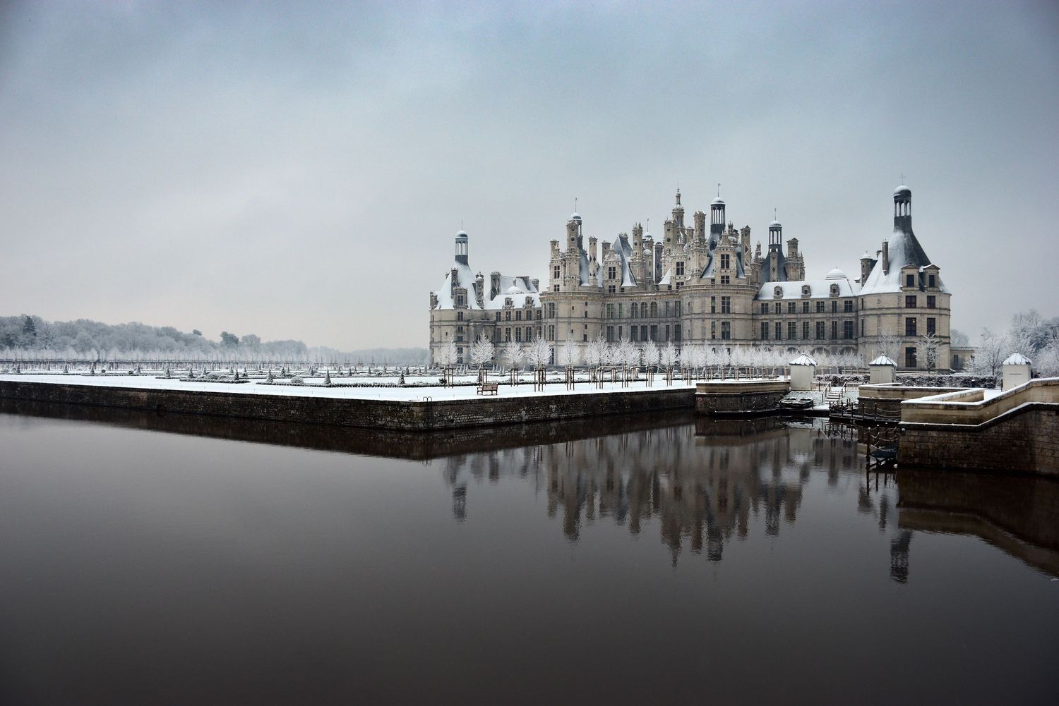 Façade et parterre enneigés au château de Chambord / Région Centre Val de Loire