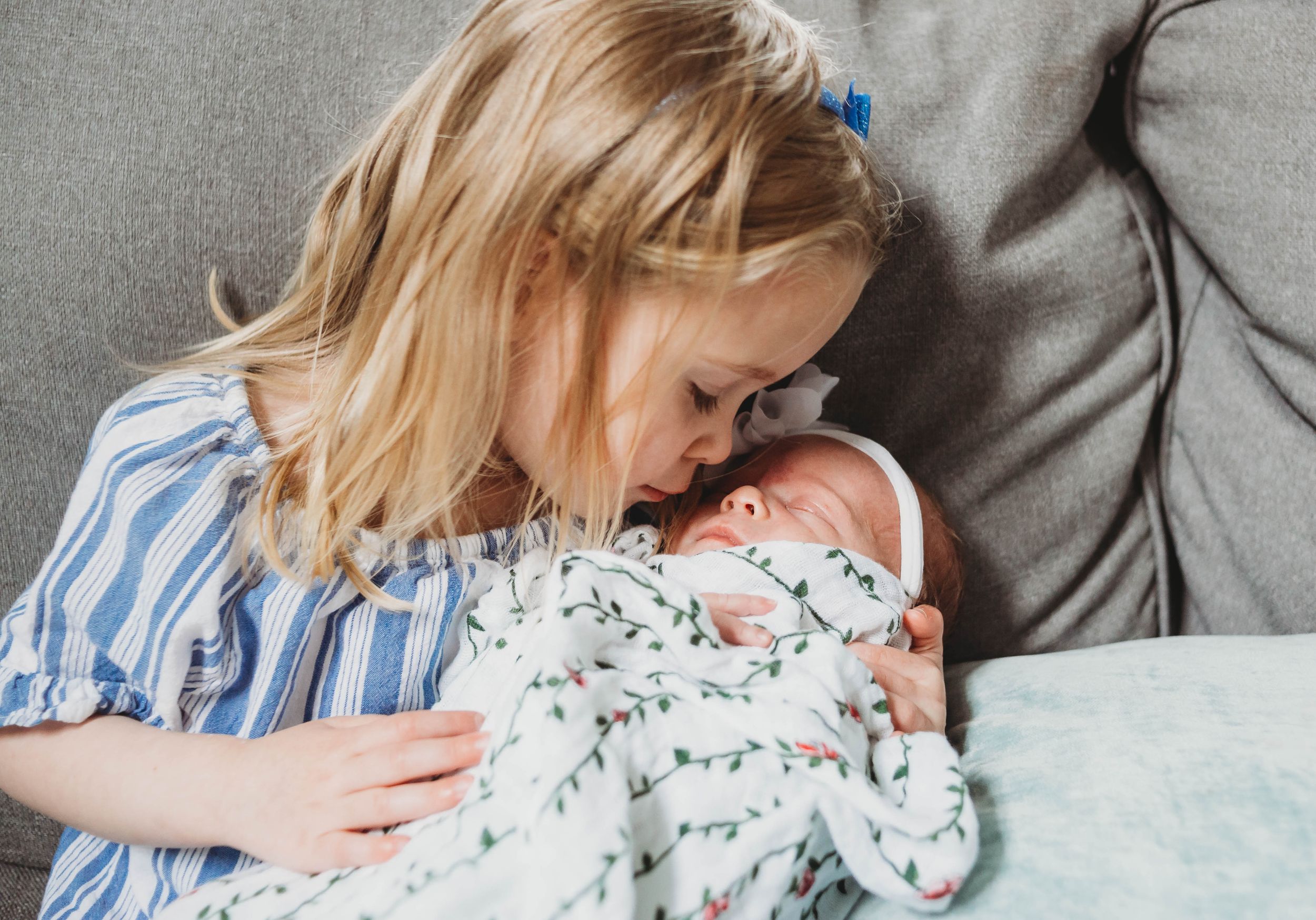 sweet big sister by holden newborn photographer