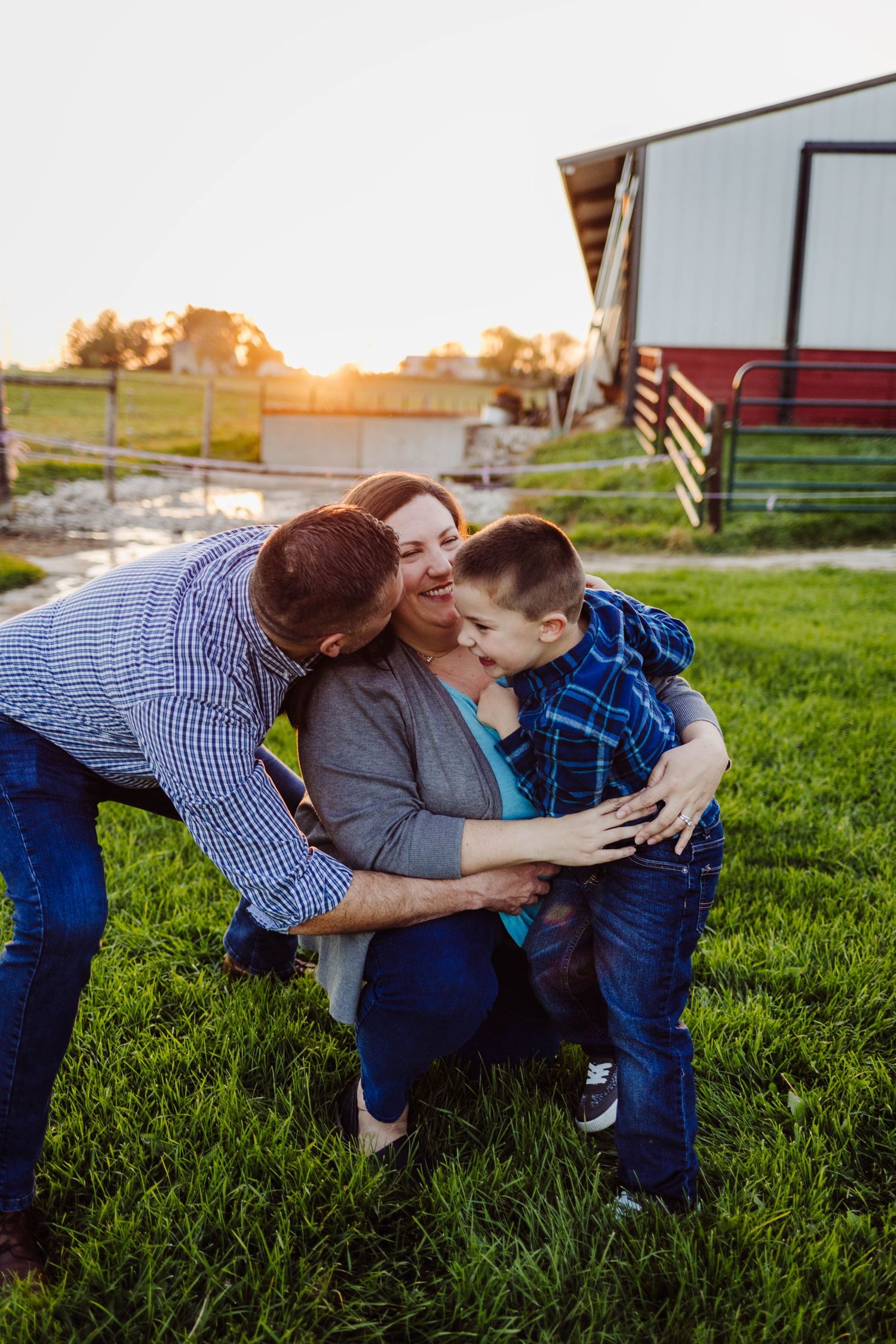 Hartland wisconsin photographer takes photos whole family hugging at photoshoot wales wisconsin cozy nook farm.