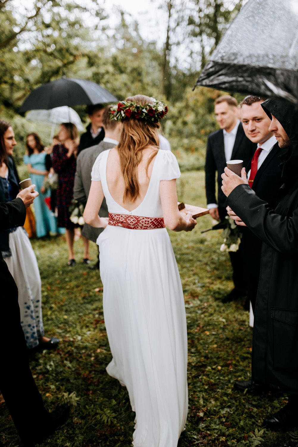 Kāzu fotogrāfs kāzas Cēsīs brīvā dabā vasarā latviešu kāzu tradīcijas