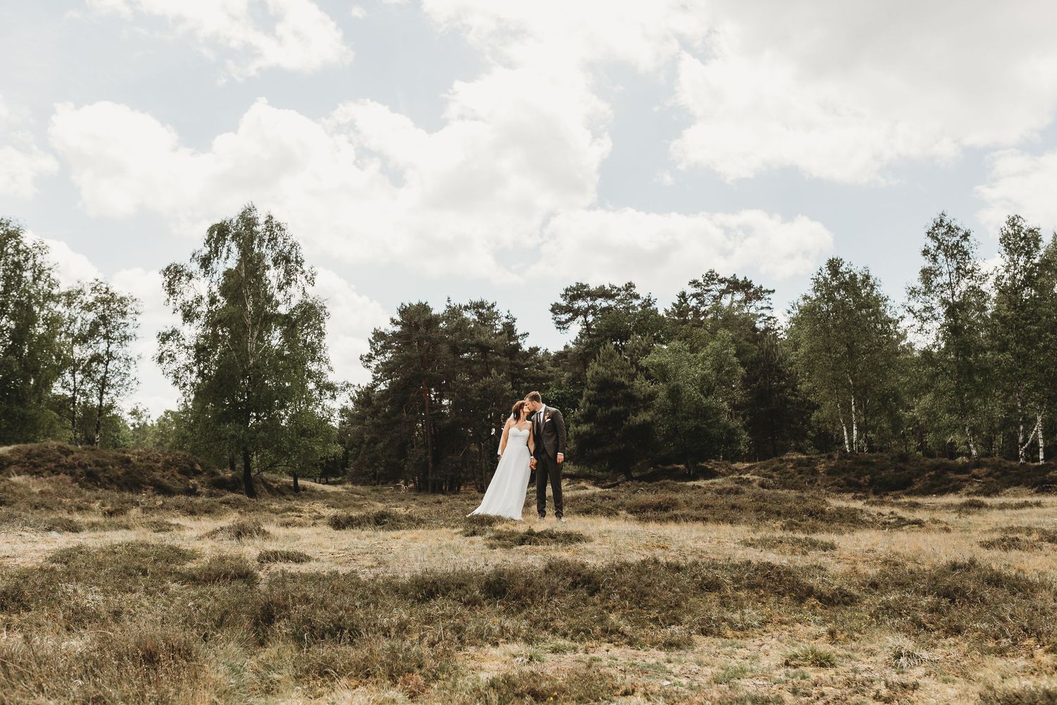 trouwfotograaf-gelderland-met-fotoshoot-op-de-hei-door-Nansee-photography