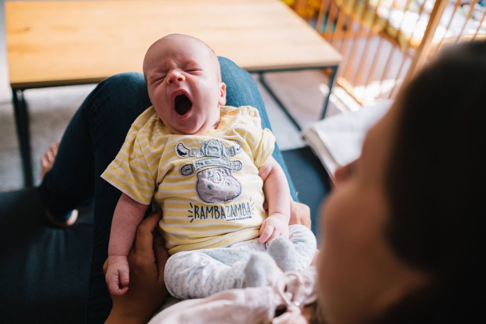 Neugeborenes Baby gähnt