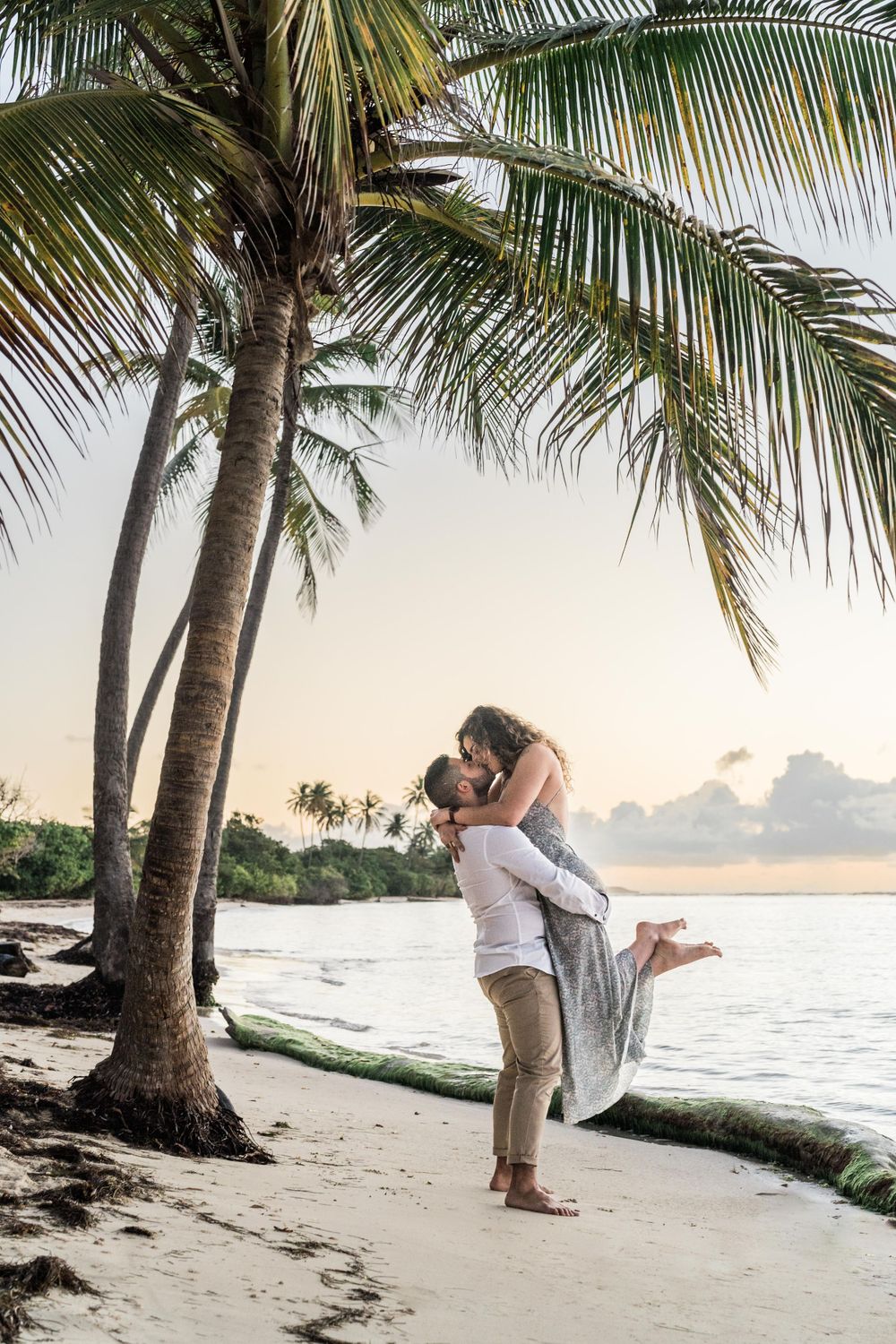 amoureux qui s'embrasse sur une plage paradisiaque des Antilles
