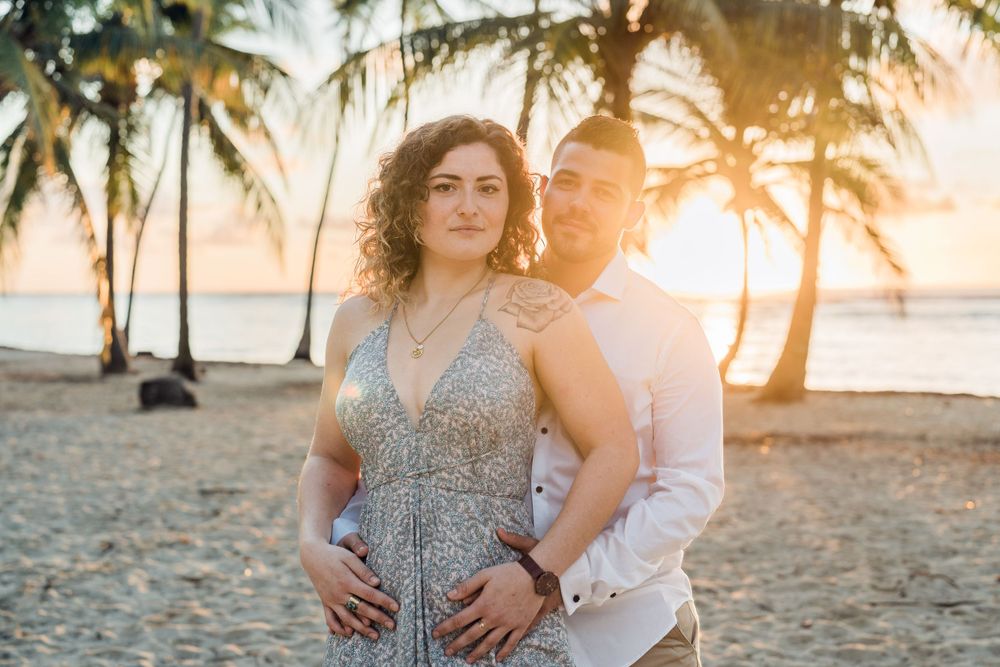 Amoureux qui regarde l'objectif sur une plage