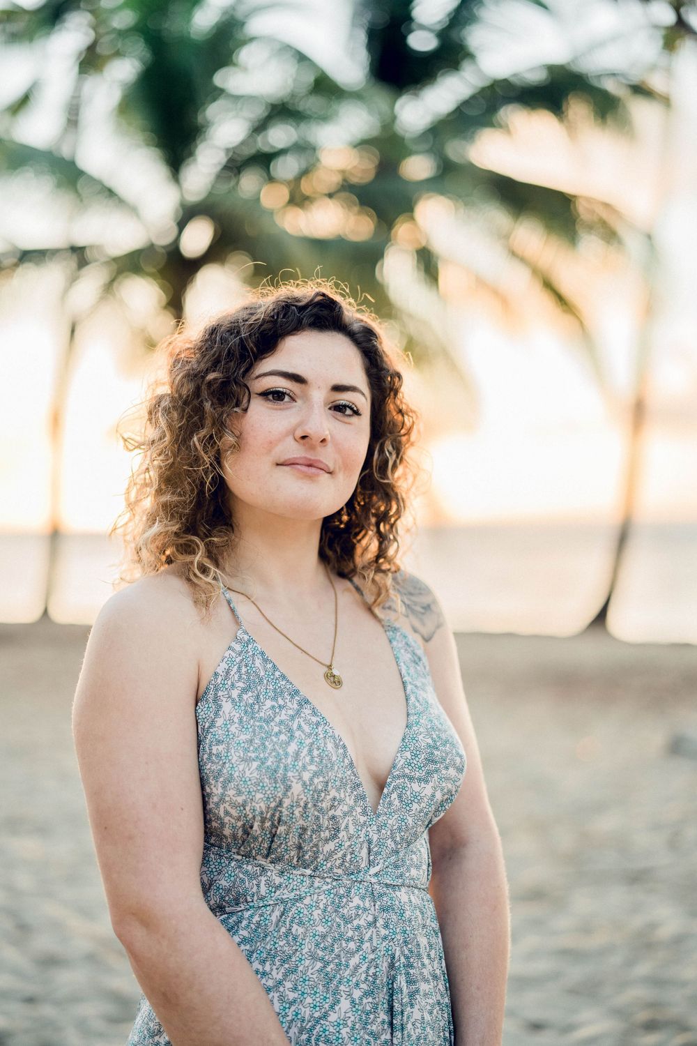portrait d'une jeune femme sur une plage paradisiaque