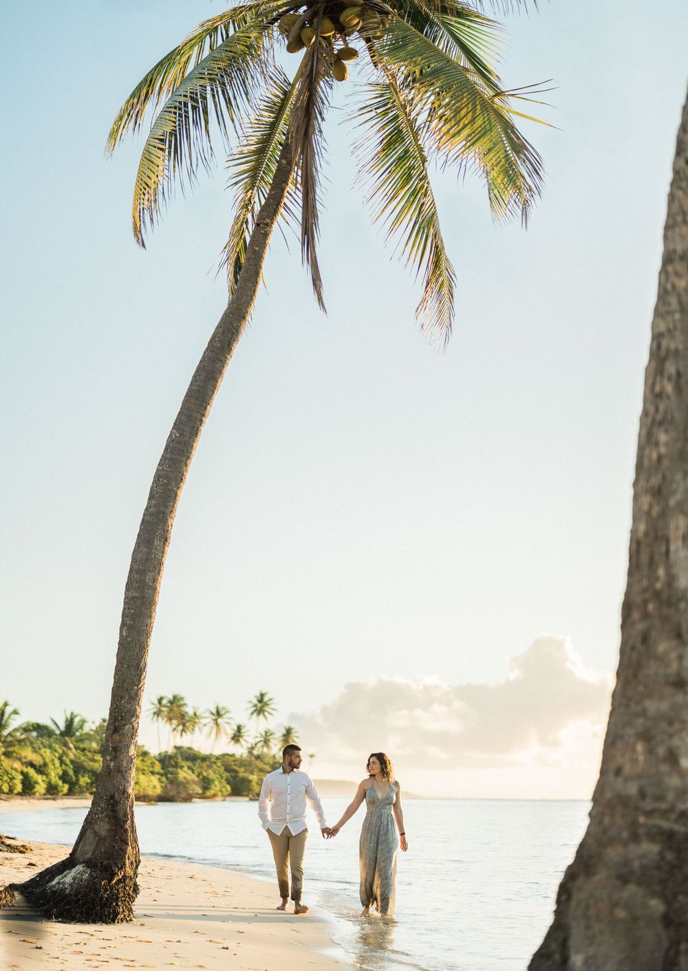 couple qui marche main dans la main sur la plage de Saint Anne en Guadeloupe