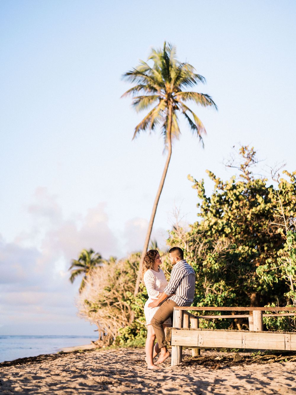 Couple enlacé sur une plage