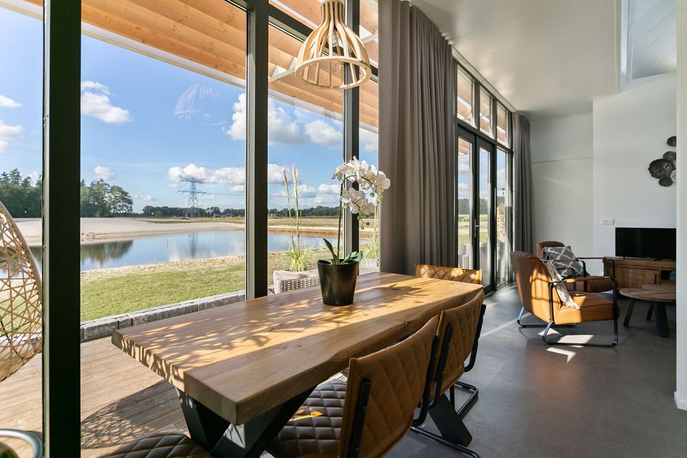 Beachhuis met industriële inrichting van staal, hout en cognackleurig leer.