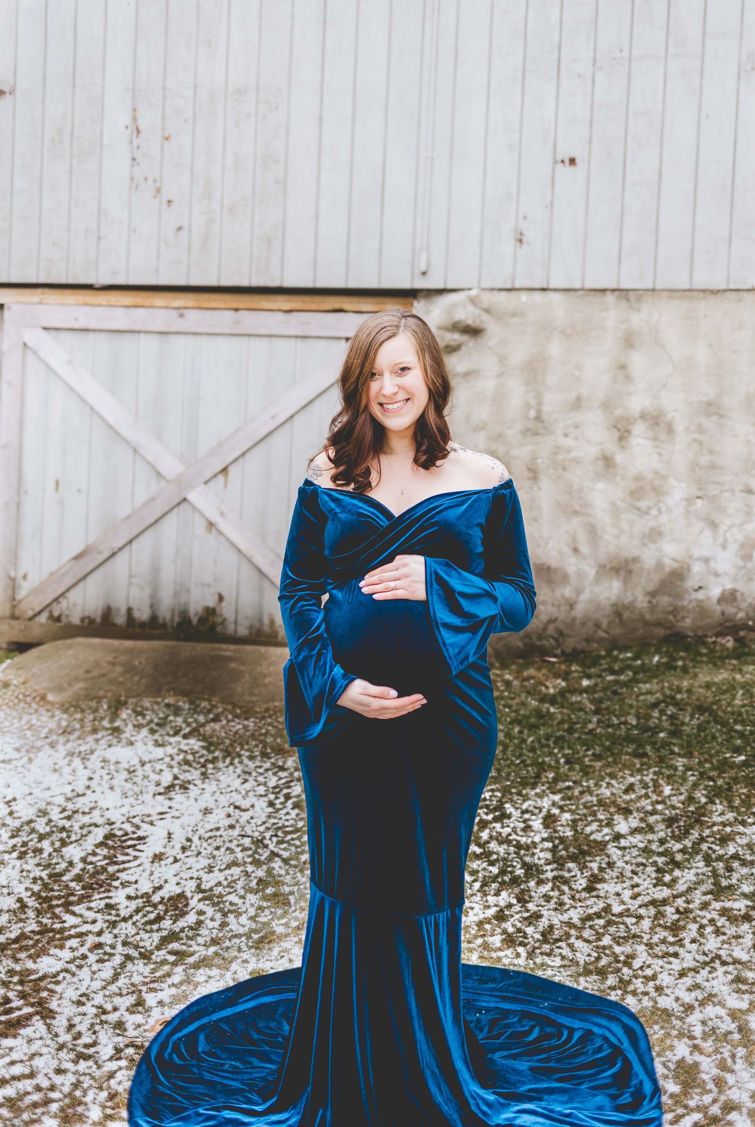 Maternity photoshoot outside of a barn in oconomowoc wi