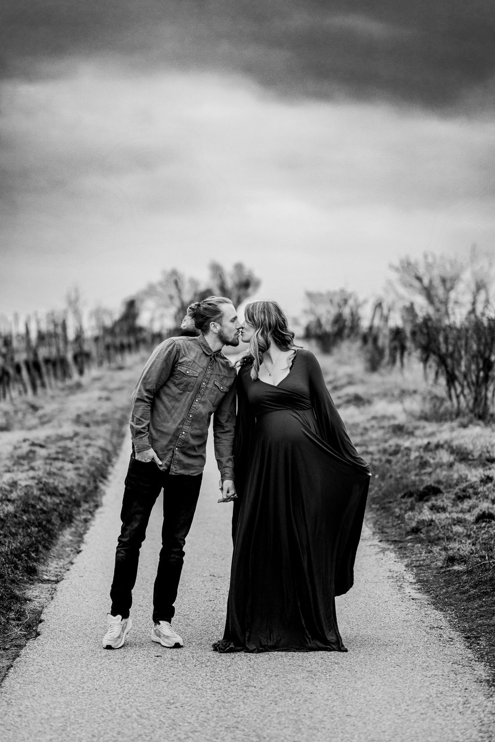 black and white image kissing in front of a vineyard in Gumpoldskirchen, Austria