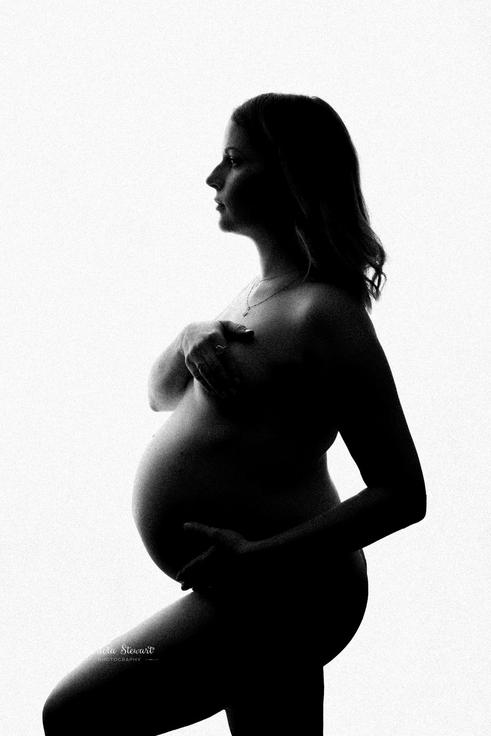 Silouette in black and white of a pregnant lady covering her breasts in Mödling Austria