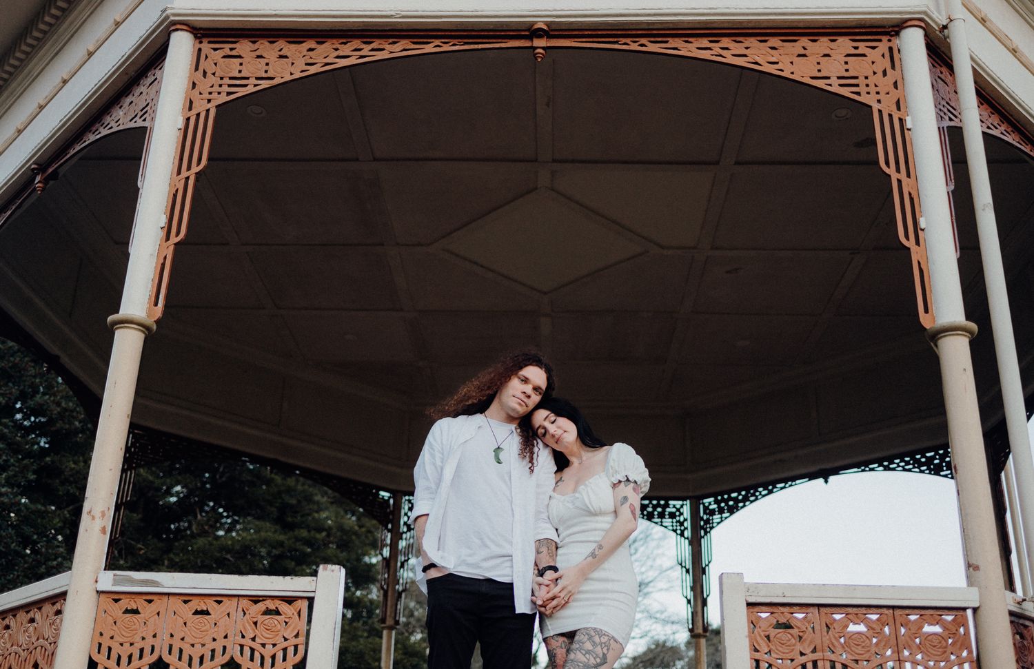 Couple in the Auckland Domain Dome for their engagement shoot with Apertured Media-Auckland Wedding Photographer