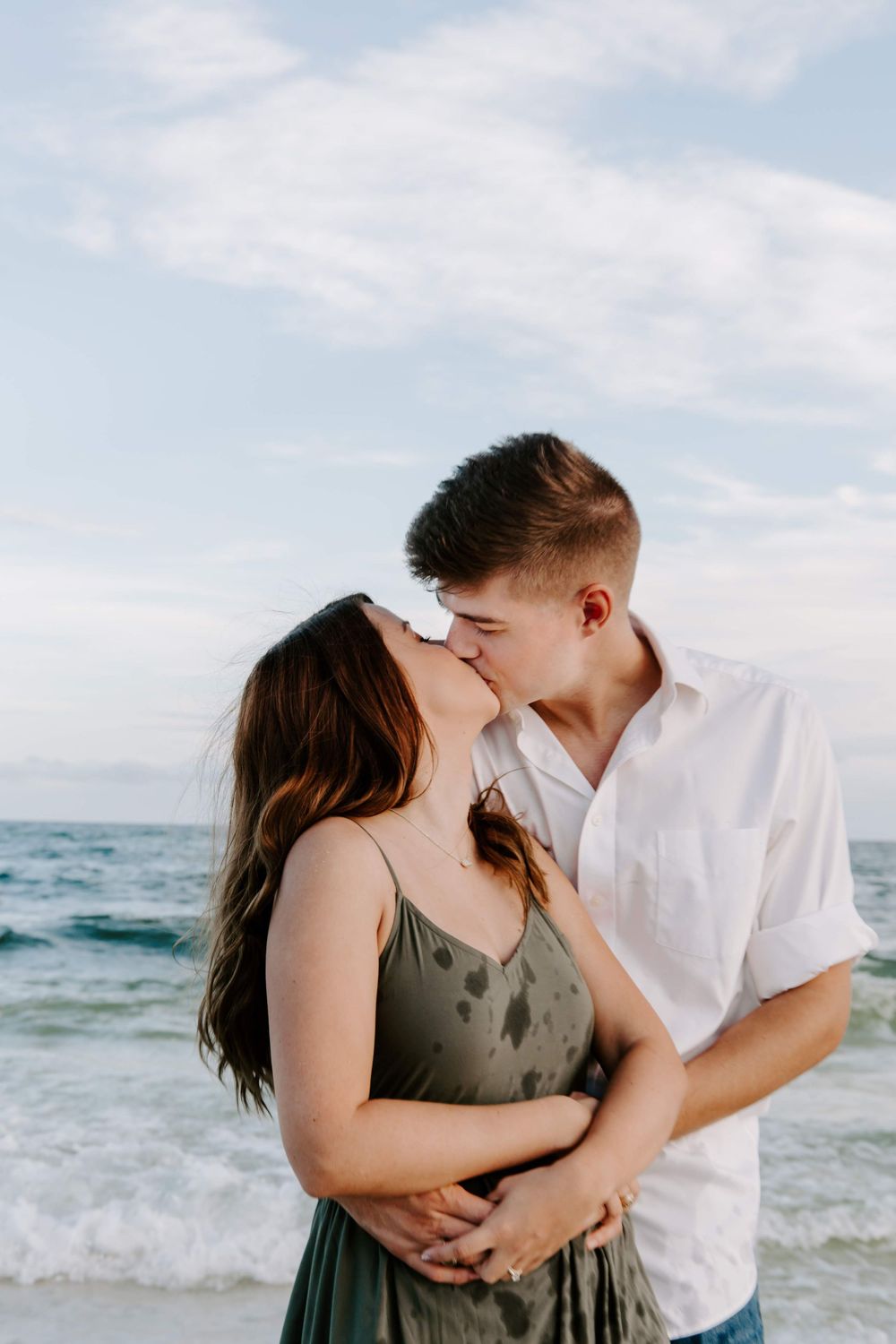 couple kissing in Destin, FL
