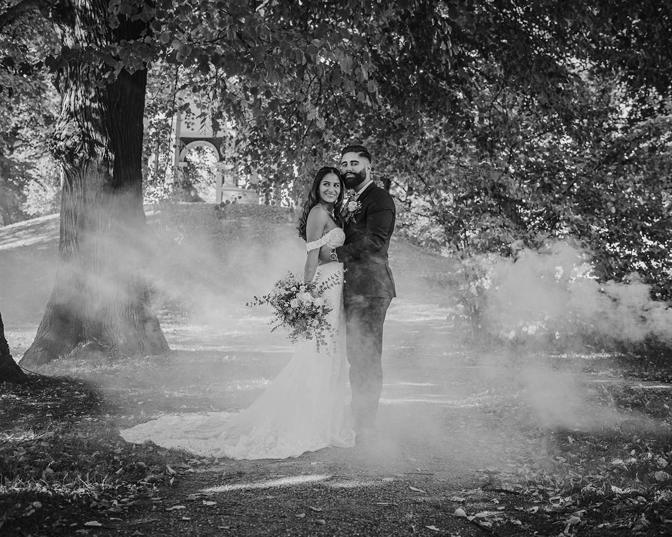 Stylad bröllopsfotografering i Hagaparken, vid ekotemplet. Höstbröllop, rökdimma, svartvitt bröllopsporträtt helfigur