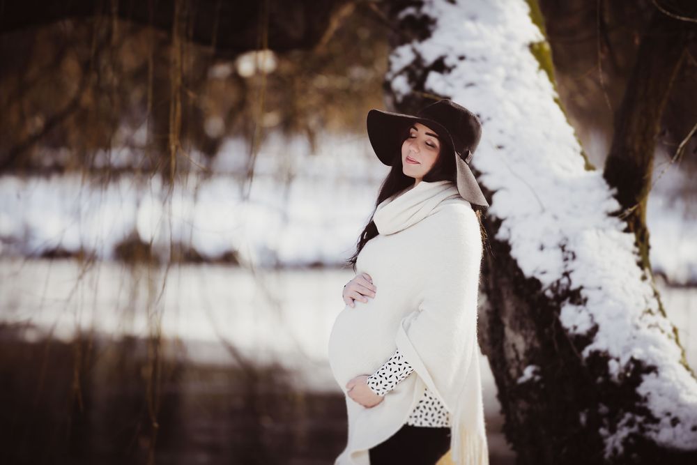 Babybauch Shooting am See mit einer Schwangeren Frau